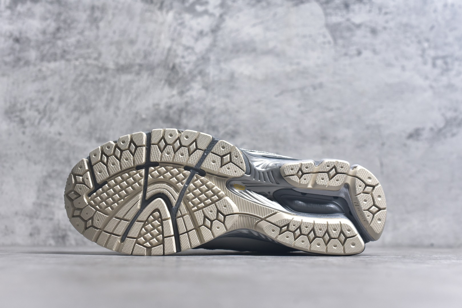 图片[6]-#新百伦New Balance 1906 复古跑鞋 小红书爆款 NB1906这双鞋确实是NB家经典复古款式之一，以全新科技诠释，成功打造1906鞋款，鞋面在保持1906基本线条和片层结构的同时，采用更为简洁、流畅的设计语言 尺码：36 37 37.5 38 38.5 39.5 40 40.5 41.5 42 42.5 43 44 45 46 46.5 货号：U1906ROC-选品中心