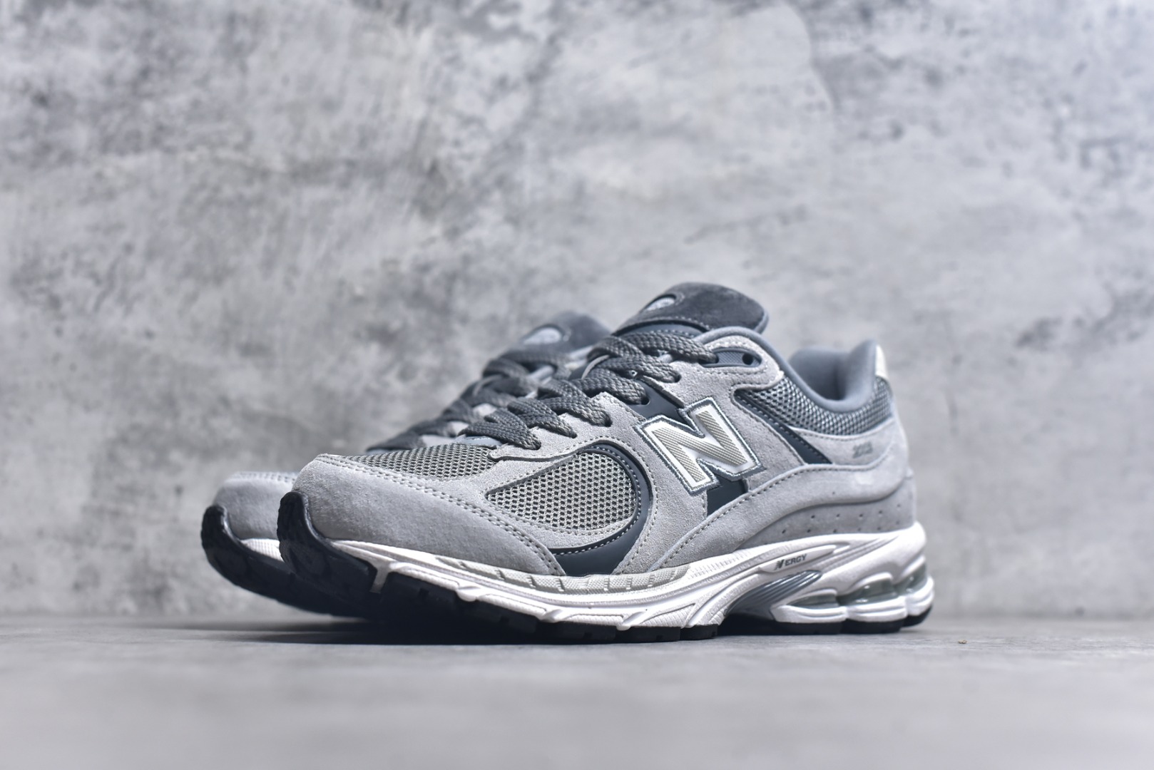 图片[2]-#NB New Balance M2002R 新百伦M2002RST 浅灰色 全新版本出货 新配色陆续开发出货 品质很好 价格实惠 全套原楦原纸板原厂数据开发 原厂网纱 原装进口皮料 正确绒感卡色 正确中底拉帮中底网布细节 一比一手工擦旧效果 冲裁组合 匠心打造 耗时两个月开发完成 工艺极其复杂难度可想而知 新开独立私模大底 全网唯一正确做旧组合大底 高端零售专供产物 尺码：36 37 37.5 38 38.5 39.5 40 40.5 41.5 42 42.5 43 44 44.5 45 45.5 46.5-选品中心