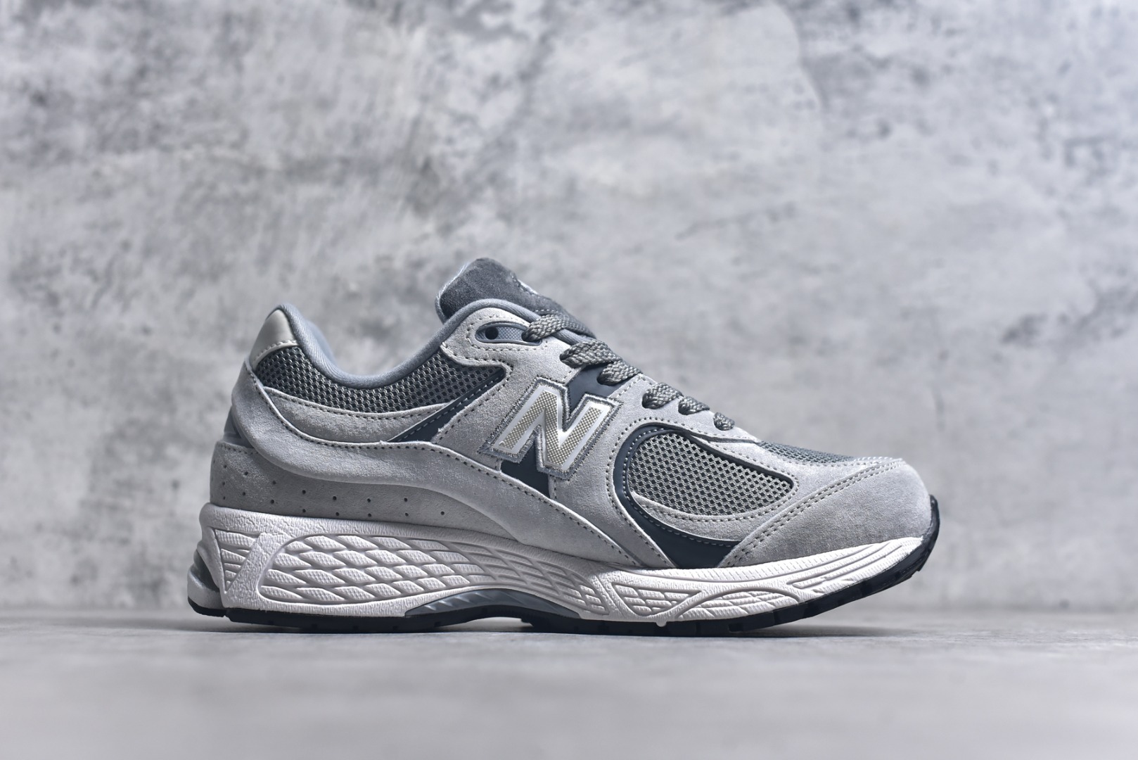 图片[3]-#NB New Balance M2002R 新百伦M2002RST 浅灰色 全新版本出货 新配色陆续开发出货 品质很好 价格实惠 全套原楦原纸板原厂数据开发 原厂网纱 原装进口皮料 正确绒感卡色 正确中底拉帮中底网布细节 一比一手工擦旧效果 冲裁组合 匠心打造 耗时两个月开发完成 工艺极其复杂难度可想而知 新开独立私模大底 全网唯一正确做旧组合大底 高端零售专供产物 尺码：36 37 37.5 38 38.5 39.5 40 40.5 41.5 42 42.5 43 44 44.5 45 45.5 46.5-选品中心