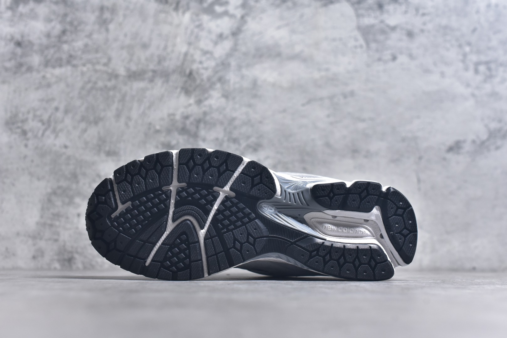 图片[6]-#NB New Balance M2002R 新百伦M2002RST 浅灰色 全新版本出货 新配色陆续开发出货 品质很好 价格实惠 全套原楦原纸板原厂数据开发 原厂网纱 原装进口皮料 正确绒感卡色 正确中底拉帮中底网布细节 一比一手工擦旧效果 冲裁组合 匠心打造 耗时两个月开发完成 工艺极其复杂难度可想而知 新开独立私模大底 全网唯一正确做旧组合大底 高端零售专供产物 尺码：36 37 37.5 38 38.5 39.5 40 40.5 41.5 42 42.5 43 44 44.5 45 45.5 46.5-选品中心