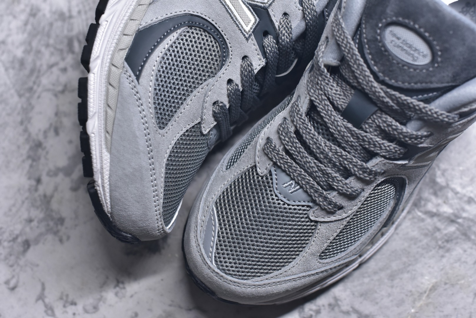 图片[8]-#NB New Balance M2002R 新百伦M2002RST 浅灰色 全新版本出货 新配色陆续开发出货 品质很好 价格实惠 全套原楦原纸板原厂数据开发 原厂网纱 原装进口皮料 正确绒感卡色 正确中底拉帮中底网布细节 一比一手工擦旧效果 冲裁组合 匠心打造 耗时两个月开发完成 工艺极其复杂难度可想而知 新开独立私模大底 全网唯一正确做旧组合大底 高端零售专供产物 尺码：36 37 37.5 38 38.5 39.5 40 40.5 41.5 42 42.5 43 44 44.5 45 45.5 46.5-选品中心