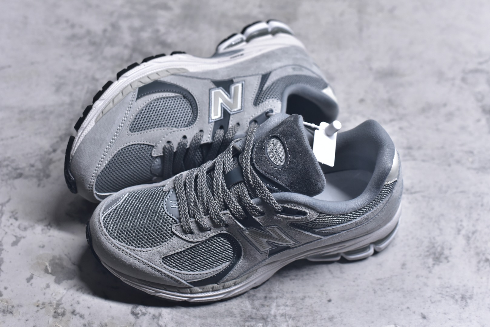 图片[7]-#NB New Balance M2002R 新百伦M2002RST 浅灰色 全新版本出货 新配色陆续开发出货 品质很好 价格实惠 全套原楦原纸板原厂数据开发 原厂网纱 原装进口皮料 正确绒感卡色 正确中底拉帮中底网布细节 一比一手工擦旧效果 冲裁组合 匠心打造 耗时两个月开发完成 工艺极其复杂难度可想而知 新开独立私模大底 全网唯一正确做旧组合大底 高端零售专供产物 尺码：36 37 37.5 38 38.5 39.5 40 40.5 41.5 42 42.5 43 44 44.5 45 45.5 46.5-选品中心