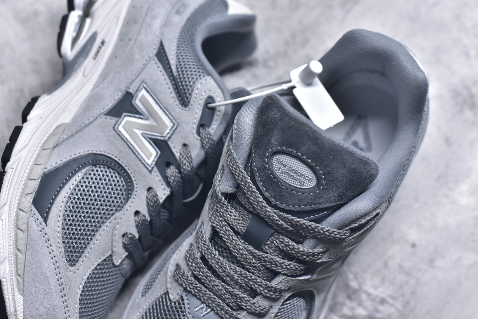 图片[9]-#NB New Balance M2002R 新百伦M2002RST 浅灰色 全新版本出货 新配色陆续开发出货 品质很好 价格实惠 全套原楦原纸板原厂数据开发 原厂网纱 原装进口皮料 正确绒感卡色 正确中底拉帮中底网布细节 一比一手工擦旧效果 冲裁组合 匠心打造 耗时两个月开发完成 工艺极其复杂难度可想而知 新开独立私模大底 全网唯一正确做旧组合大底 高端零售专供产物 尺码：36 37 37.5 38 38.5 39.5 40 40.5 41.5 42 42.5 43 44 44.5 45 45.5 46.5-选品中心