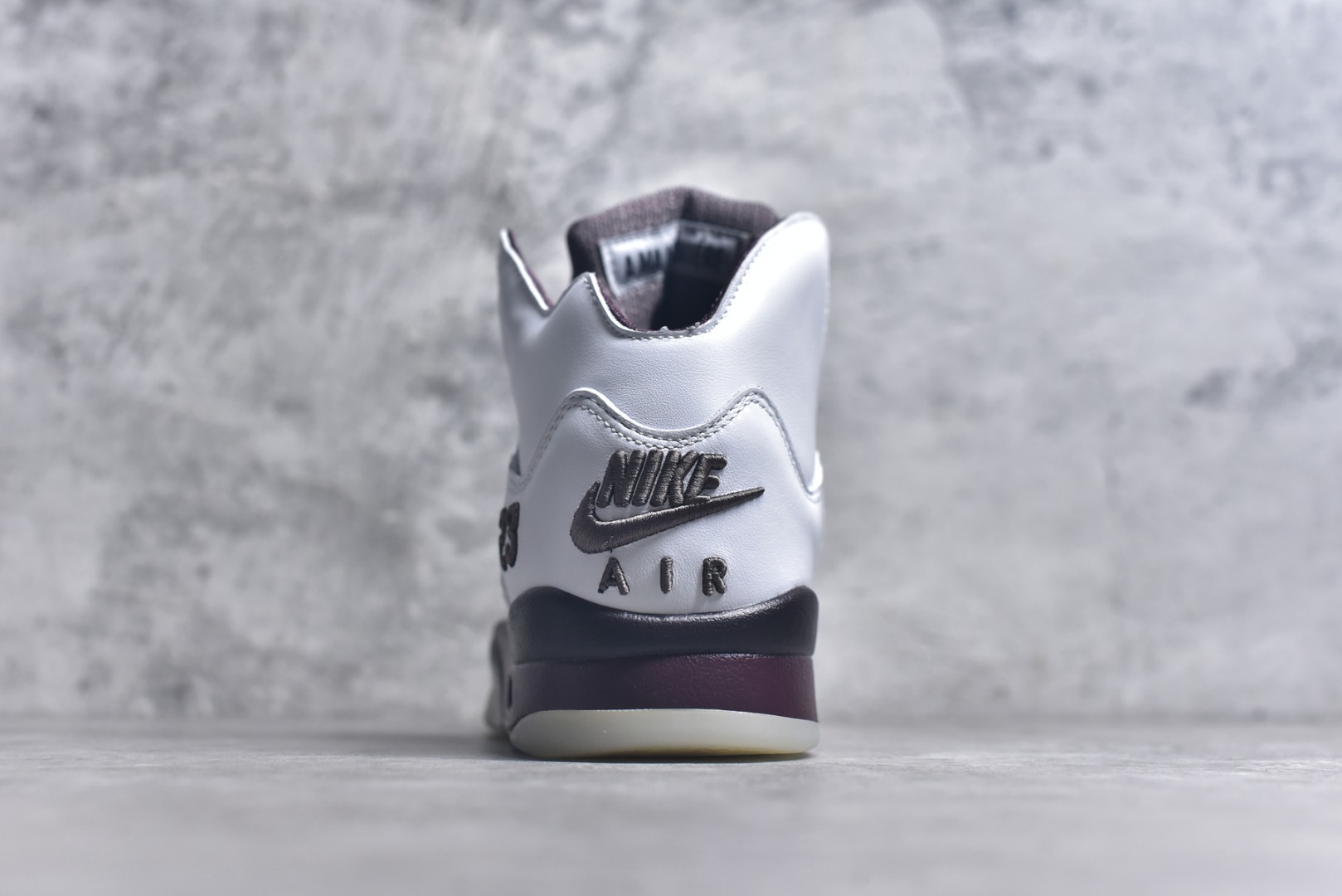 图片[5]-#A Ma Maniére x Air Jordan AJ5 “Burgundy Crush” AMM联名白酒红 IB1528-100 SZ原厂全套原楦原纸板磨具开发 原厂皮料加持 原厂港宝加持定型后跟R度完美 同源原厂电绣 飞人针数密度立体效果一致 原厂拉帮手法 原厂配置纸衬高频鞋盒 原厂指令配双鞋带 原厂TPU网格鞋带扣 超高鞋面清洁度 最高QC检验标准 控制溢胶瑕疵 到手可放心比对发售原鞋 上脚百分百充正驾驭 尺码：40 40.5 41 42 42.5 43 44 44.5 45 46 47.5-选品中心