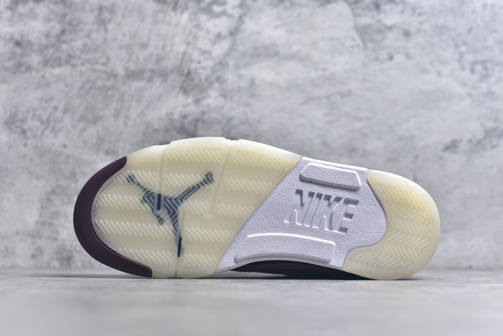 图片[6]-#A Ma Maniére x Air Jordan AJ5 “Burgundy Crush” AMM联名白酒红 IB1528-100 SZ原厂全套原楦原纸板磨具开发 原厂皮料加持 原厂港宝加持定型后跟R度完美 同源原厂电绣 飞人针数密度立体效果一致 原厂拉帮手法 原厂配置纸衬高频鞋盒 原厂指令配双鞋带 原厂TPU网格鞋带扣 超高鞋面清洁度 最高QC检验标准 控制溢胶瑕疵 到手可放心比对发售原鞋 上脚百分百充正驾驭 尺码：40 40.5 41 42 42.5 43 44 44.5 45 46 47.5-选品中心