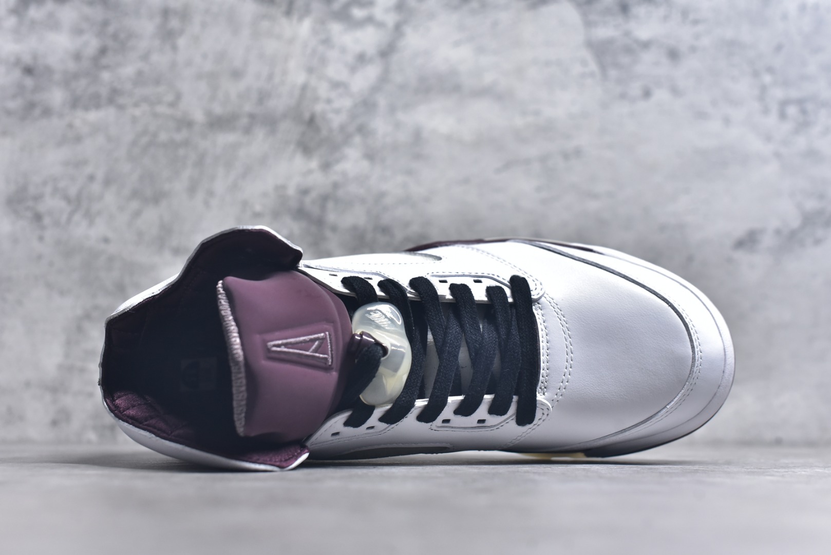 图片[4]-#A Ma Maniére x Air Jordan AJ5 “Burgundy Crush” AMM联名白酒红 IB1528-100 SZ原厂全套原楦原纸板磨具开发 原厂皮料加持 原厂港宝加持定型后跟R度完美 同源原厂电绣 飞人针数密度立体效果一致 原厂拉帮手法 原厂配置纸衬高频鞋盒 原厂指令配双鞋带 原厂TPU网格鞋带扣 超高鞋面清洁度 最高QC检验标准 控制溢胶瑕疵 到手可放心比对发售原鞋 上脚百分百充正驾驭 尺码：40 40.5 41 42 42.5 43 44 44.5 45 46 47.5-选品中心