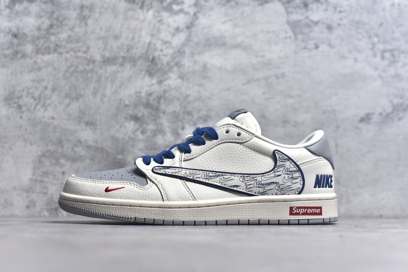 #Travis Scott x Fragment Design x Air Jordan 1 Low OG SP AJ1 乔1 耐克联名 多重勾 低帮文化休闲板鞋 XS7089-597 #多方联名合作融合了Travis Scott 独特的音乐风格，藤原浩个性的设计风格以及Jordan品牌的经典元素 使其成为一双具有独特身份和价值的鞋子 清新而立体的外观加上联名标识更突出了其独特身份 这种配色方案显示出活力和时尚感 在视觉上引人注目 鞋身的质感和细腻的细节处理使其显得高端而格调十足 这款“倒钩”联名是设计与创意完美结合 融合多方的个性风格是一款备受瞩目的潮流鞋款 尺码：36 36.5 37.5 38 38.5 39 40 40.5 41 42 42.5 43 44 44.5 45 9.E5-选品中心