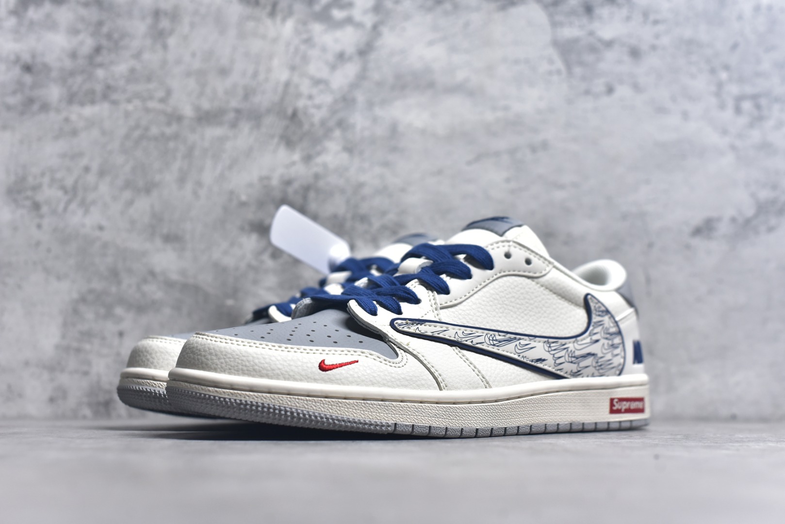 图片[2]-#Travis Scott x Fragment Design x Air Jordan 1 Low OG SP AJ1 乔1 耐克联名 多重勾 低帮文化休闲板鞋 XS7089-597 #多方联名合作融合了Travis Scott 独特的音乐风格，藤原浩个性的设计风格以及Jordan品牌的经典元素 使其成为一双具有独特身份和价值的鞋子 清新而立体的外观加上联名标识更突出了其独特身份 这种配色方案显示出活力和时尚感 在视觉上引人注目 鞋身的质感和细腻的细节处理使其显得高端而格调十足 这款“倒钩”联名是设计与创意完美结合 融合多方的个性风格是一款备受瞩目的潮流鞋款 尺码：36 36.5 37.5 38 38.5 39 40 40.5 41 42 42.5 43 44 44.5 45 9.E5-选品中心