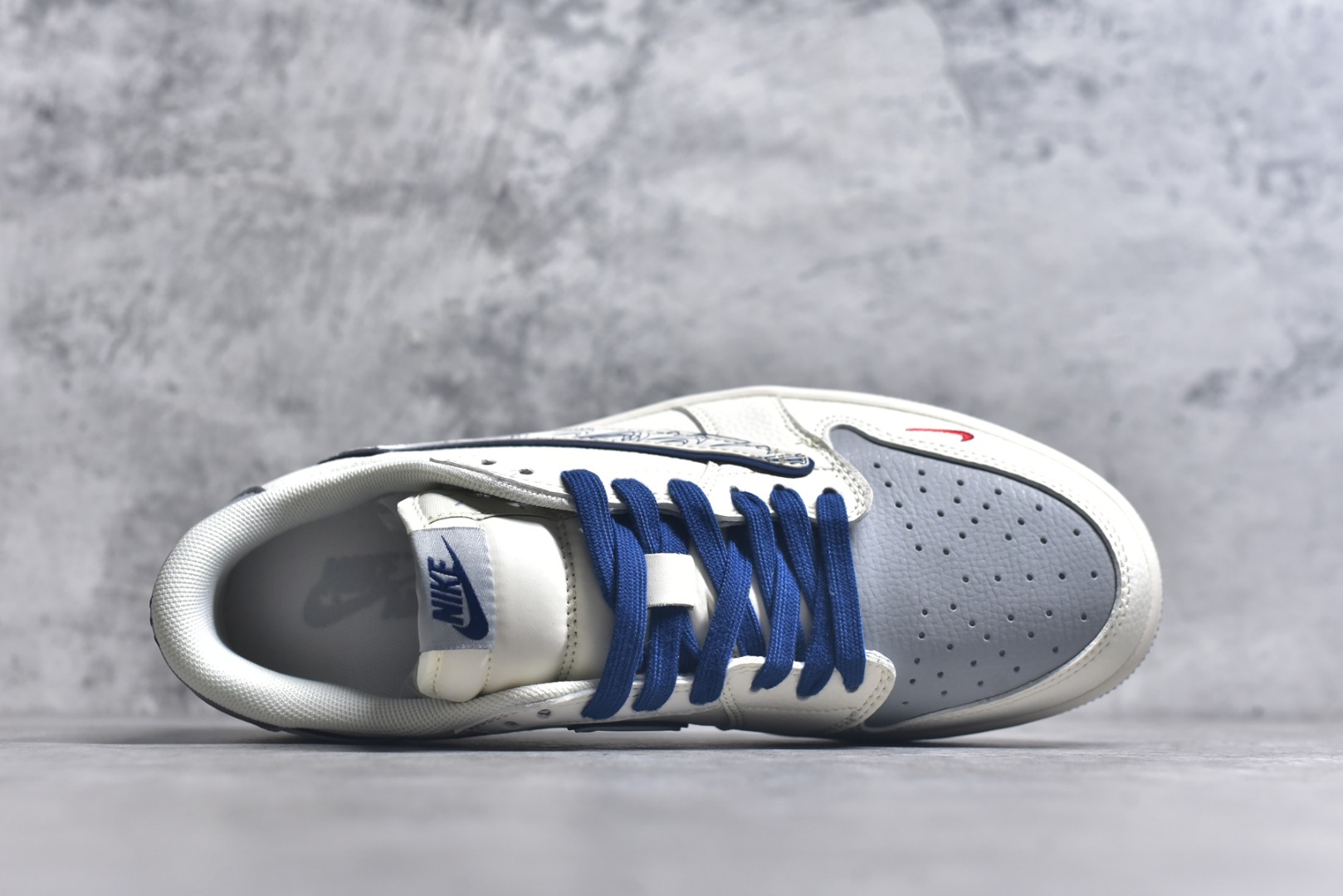 图片[4]-#Travis Scott x Fragment Design x Air Jordan 1 Low OG SP AJ1 乔1 耐克联名 多重勾 低帮文化休闲板鞋 XS7089-597 #多方联名合作融合了Travis Scott 独特的音乐风格，藤原浩个性的设计风格以及Jordan品牌的经典元素 使其成为一双具有独特身份和价值的鞋子 清新而立体的外观加上联名标识更突出了其独特身份 这种配色方案显示出活力和时尚感 在视觉上引人注目 鞋身的质感和细腻的细节处理使其显得高端而格调十足 这款“倒钩”联名是设计与创意完美结合 融合多方的个性风格是一款备受瞩目的潮流鞋款 尺码：36 36.5 37.5 38 38.5 39 40 40.5 41 42 42.5 43 44 44.5 45 9.E5-选品中心