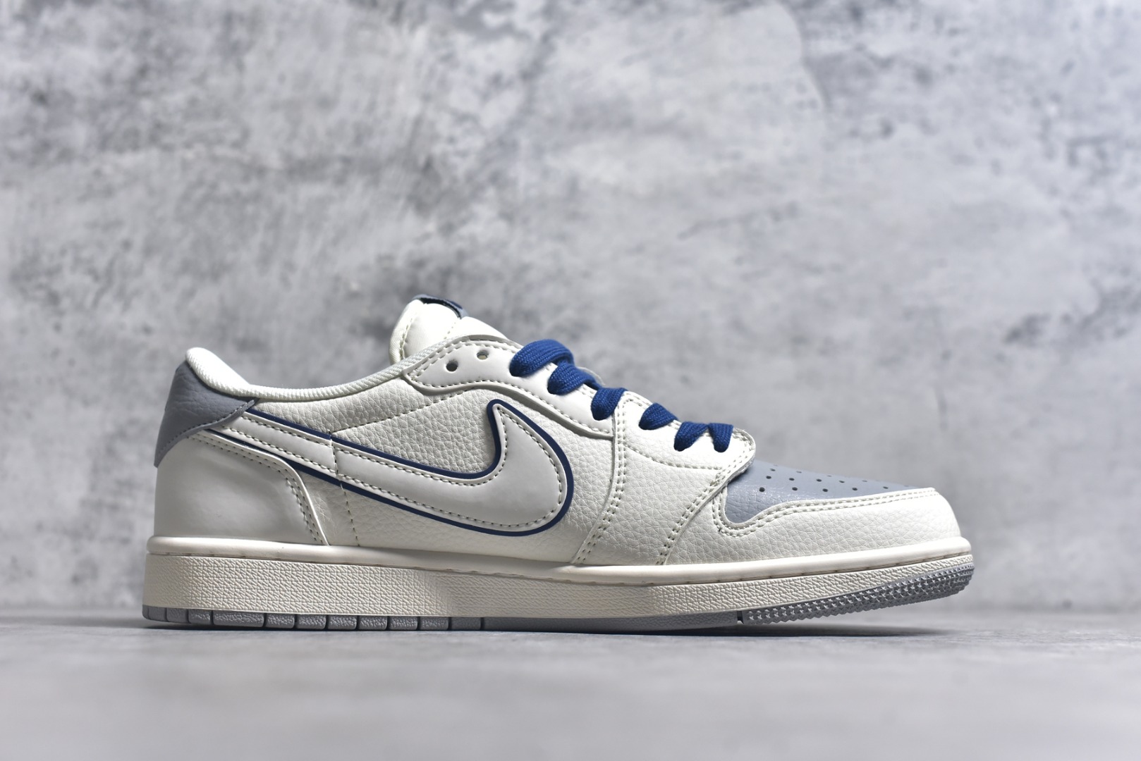 图片[3]-#Travis Scott x Fragment Design x Air Jordan 1 Low OG SP AJ1 乔1 耐克联名 多重勾 低帮文化休闲板鞋 XS7089-597 #多方联名合作融合了Travis Scott 独特的音乐风格，藤原浩个性的设计风格以及Jordan品牌的经典元素 使其成为一双具有独特身份和价值的鞋子 清新而立体的外观加上联名标识更突出了其独特身份 这种配色方案显示出活力和时尚感 在视觉上引人注目 鞋身的质感和细腻的细节处理使其显得高端而格调十足 这款“倒钩”联名是设计与创意完美结合 融合多方的个性风格是一款备受瞩目的潮流鞋款 尺码：36 36.5 37.5 38 38.5 39 40 40.5 41 42 42.5 43 44 44.5 45 9.E5-选品中心