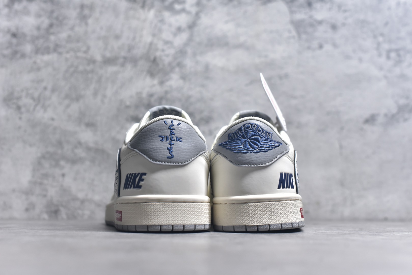 图片[5]-#Travis Scott x Fragment Design x Air Jordan 1 Low OG SP AJ1 乔1 耐克联名 多重勾 低帮文化休闲板鞋 XS7089-597 #多方联名合作融合了Travis Scott 独特的音乐风格，藤原浩个性的设计风格以及Jordan品牌的经典元素 使其成为一双具有独特身份和价值的鞋子 清新而立体的外观加上联名标识更突出了其独特身份 这种配色方案显示出活力和时尚感 在视觉上引人注目 鞋身的质感和细腻的细节处理使其显得高端而格调十足 这款“倒钩”联名是设计与创意完美结合 融合多方的个性风格是一款备受瞩目的潮流鞋款 尺码：36 36.5 37.5 38 38.5 39 40 40.5 41 42 42.5 43 44 44.5 45 9.E5-选品中心