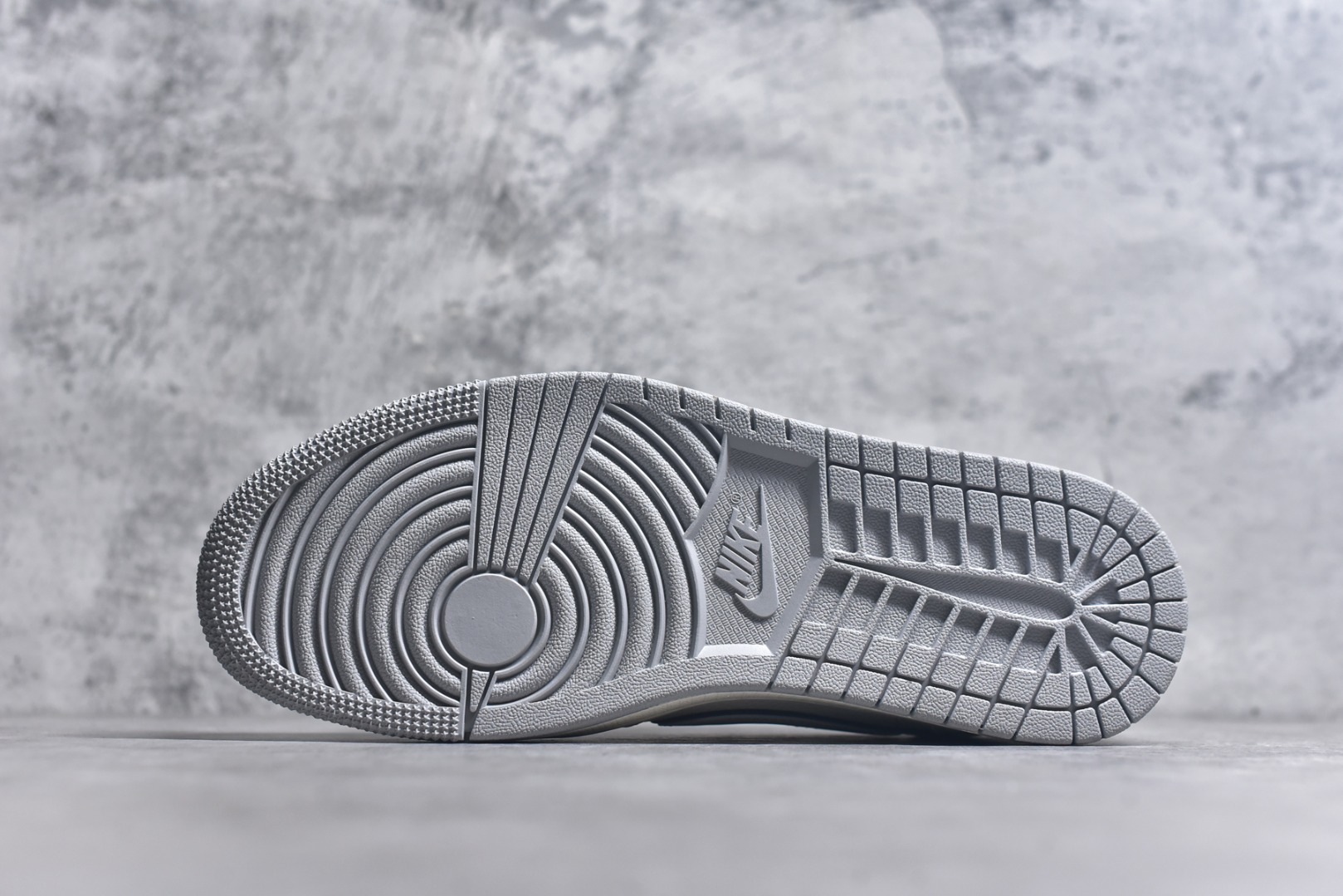 图片[6]-#Travis Scott x Fragment Design x Air Jordan 1 Low OG SP AJ1 乔1 耐克联名 多重勾 低帮文化休闲板鞋 XS7089-597 #多方联名合作融合了Travis Scott 独特的音乐风格，藤原浩个性的设计风格以及Jordan品牌的经典元素 使其成为一双具有独特身份和价值的鞋子 清新而立体的外观加上联名标识更突出了其独特身份 这种配色方案显示出活力和时尚感 在视觉上引人注目 鞋身的质感和细腻的细节处理使其显得高端而格调十足 这款“倒钩”联名是设计与创意完美结合 融合多方的个性风格是一款备受瞩目的潮流鞋款 尺码：36 36.5 37.5 38 38.5 39 40 40.5 41 42 42.5 43 44 44.5 45 9.E5-选品中心