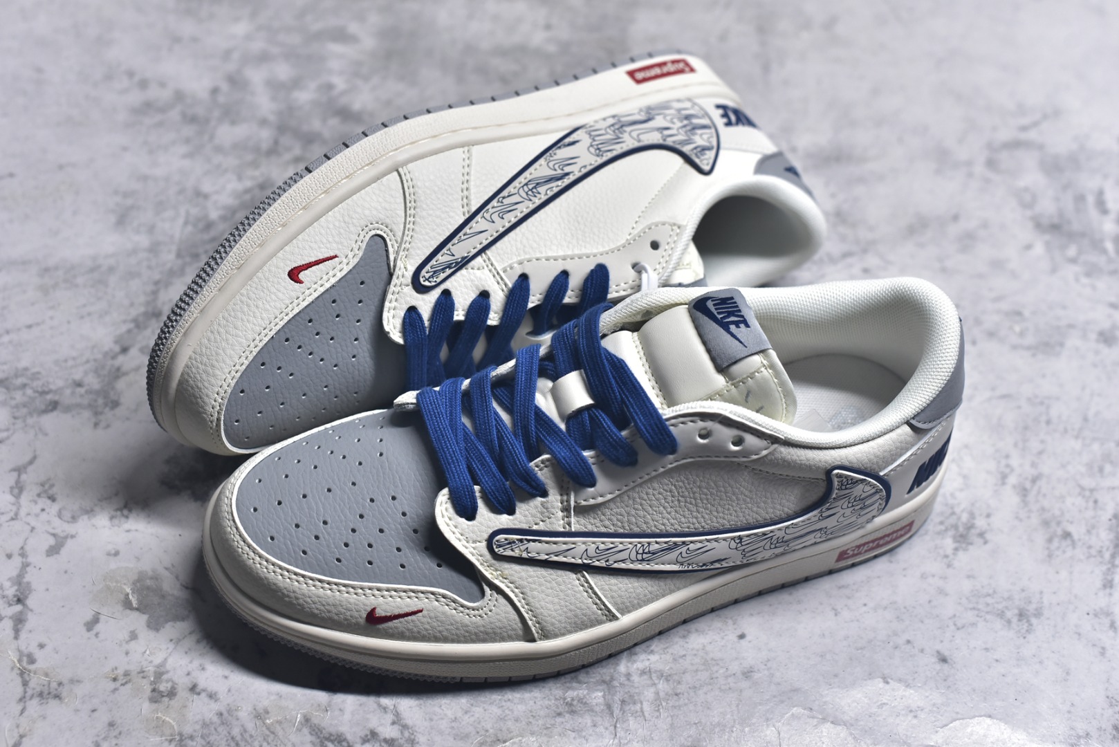 图片[7]-#Travis Scott x Fragment Design x Air Jordan 1 Low OG SP AJ1 乔1 耐克联名 多重勾 低帮文化休闲板鞋 XS7089-597 #多方联名合作融合了Travis Scott 独特的音乐风格，藤原浩个性的设计风格以及Jordan品牌的经典元素 使其成为一双具有独特身份和价值的鞋子 清新而立体的外观加上联名标识更突出了其独特身份 这种配色方案显示出活力和时尚感 在视觉上引人注目 鞋身的质感和细腻的细节处理使其显得高端而格调十足 这款“倒钩”联名是设计与创意完美结合 融合多方的个性风格是一款备受瞩目的潮流鞋款 尺码：36 36.5 37.5 38 38.5 39 40 40.5 41 42 42.5 43 44 44.5 45 9.E5-选品中心