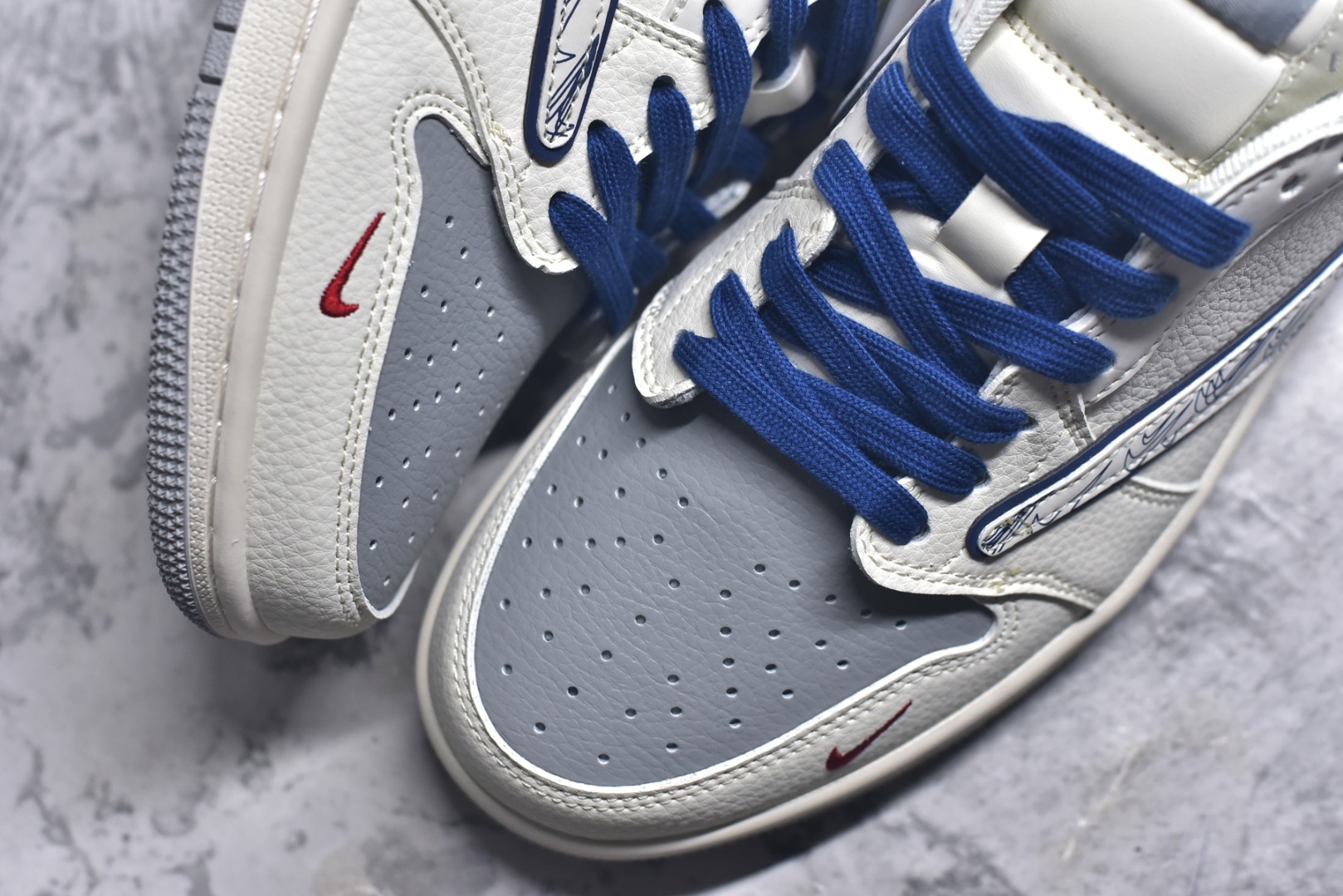 图片[8]-#Travis Scott x Fragment Design x Air Jordan 1 Low OG SP AJ1 乔1 耐克联名 多重勾 低帮文化休闲板鞋 XS7089-597 #多方联名合作融合了Travis Scott 独特的音乐风格，藤原浩个性的设计风格以及Jordan品牌的经典元素 使其成为一双具有独特身份和价值的鞋子 清新而立体的外观加上联名标识更突出了其独特身份 这种配色方案显示出活力和时尚感 在视觉上引人注目 鞋身的质感和细腻的细节处理使其显得高端而格调十足 这款“倒钩”联名是设计与创意完美结合 融合多方的个性风格是一款备受瞩目的潮流鞋款 尺码：36 36.5 37.5 38 38.5 39 40 40.5 41 42 42.5 43 44 44.5 45 9.E5-选品中心