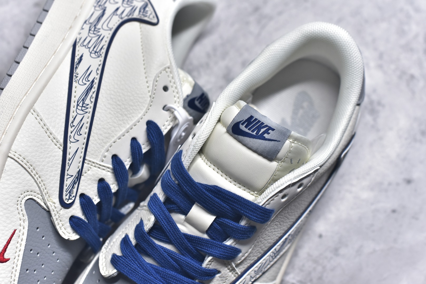 图片[9]-#Travis Scott x Fragment Design x Air Jordan 1 Low OG SP AJ1 乔1 耐克联名 多重勾 低帮文化休闲板鞋 XS7089-597 #多方联名合作融合了Travis Scott 独特的音乐风格，藤原浩个性的设计风格以及Jordan品牌的经典元素 使其成为一双具有独特身份和价值的鞋子 清新而立体的外观加上联名标识更突出了其独特身份 这种配色方案显示出活力和时尚感 在视觉上引人注目 鞋身的质感和细腻的细节处理使其显得高端而格调十足 这款“倒钩”联名是设计与创意完美结合 融合多方的个性风格是一款备受瞩目的潮流鞋款 尺码：36 36.5 37.5 38 38.5 39 40 40.5 41 42 42.5 43 44 44.5 45 9.E5-选品中心