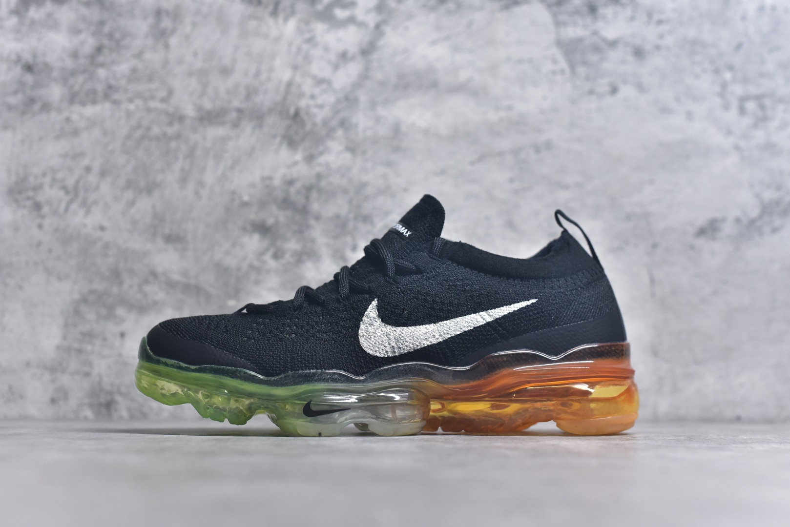 #Nike Air Vapormax2023 FK 全掌长气垫 缓震跑步鞋 采用传统的Flyknit构造 回收材料制成 鞋垫上印有Nike的风车标志 全长VaporMax鞋底单元两侧和外侧前脚掌上的Swoosh标志完善了设计 黑彩虹底 DV1678-014 男女鞋 35.5 36 36.5 37.5 38 38.5 39 40 40.5 41 42 42.5 43 44 44.5 45 46-选品中心