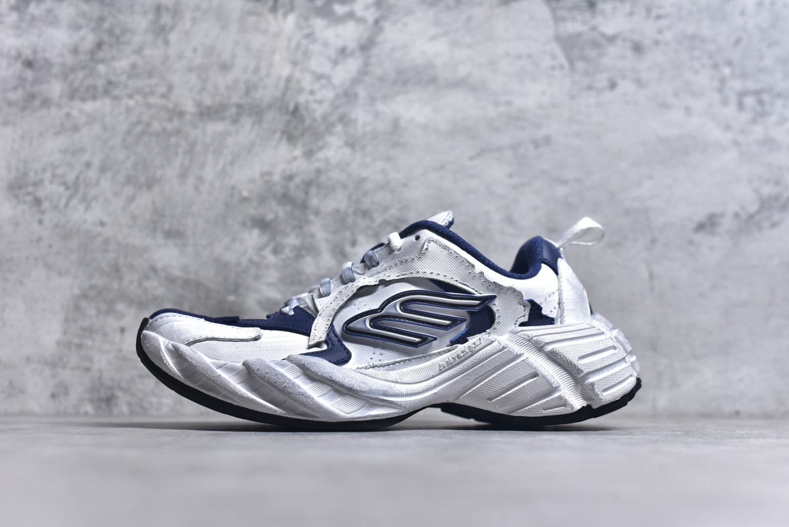 #巴黎16代 Balenciaga 巴黎世家 全鞋荧光划线卡点 胶水把控整洁度追求极致完美 每一双都是工艺品 多重QC质检 超越公司货的品控标准 实实在在的免检产品 原盒原配 正确字体电绣 粗细、位置、大小正确 侧边TPU 透气孔匹配意产原版 正确分离大底 TPU软底 原版一致大底LOGO 立体感十足 货号：825418-WDWTS-4090 尺码：35-46-选品中心