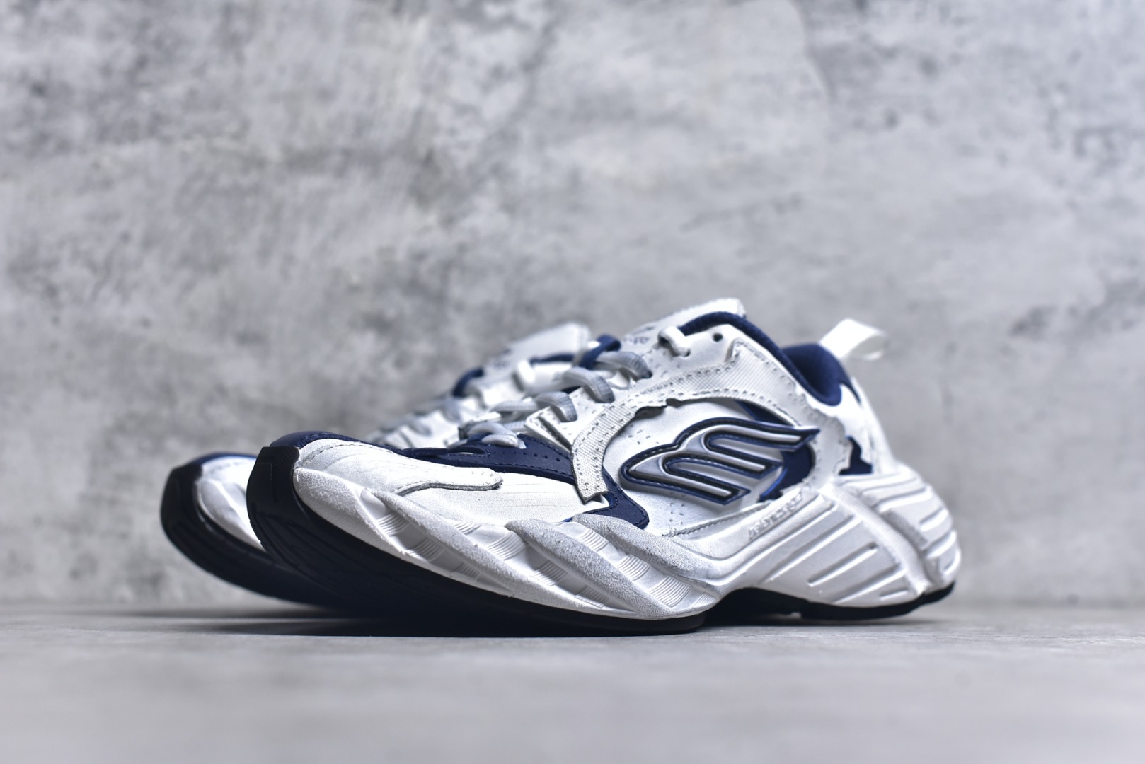 图片[2]-#巴黎16代 Balenciaga 巴黎世家 全鞋荧光划线卡点 胶水把控整洁度追求极致完美 每一双都是工艺品 多重QC质检 超越公司货的品控标准 实实在在的免检产品 原盒原配 正确字体电绣 粗细、位置、大小正确 侧边TPU 透气孔匹配意产原版 正确分离大底 TPU软底 原版一致大底LOGO 立体感十足 货号：825418-WDWTS-4090 尺码：35-46-选品中心