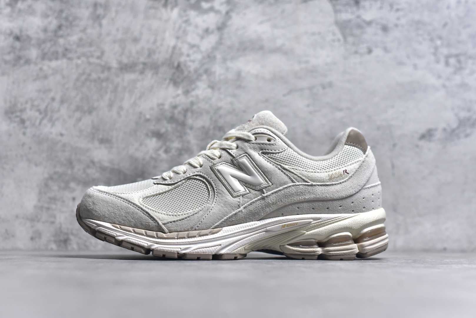 #New Balance 2002 复古单品 鞋款延续了经典科技，升级版N-ERGY缓震物料机能与材质上脚太舒适了，鞋面的柔软麂皮搭配尼龙网布，特别透气而且还复古感，不管是搭配牛仔裤还工裤都是百搭 货号：M2002RHX 尺码：36 37 37.5 38 38.5 39.5 40 40.5 41.5 42 42.5 43 44 44.5 45 46.5-选品中心