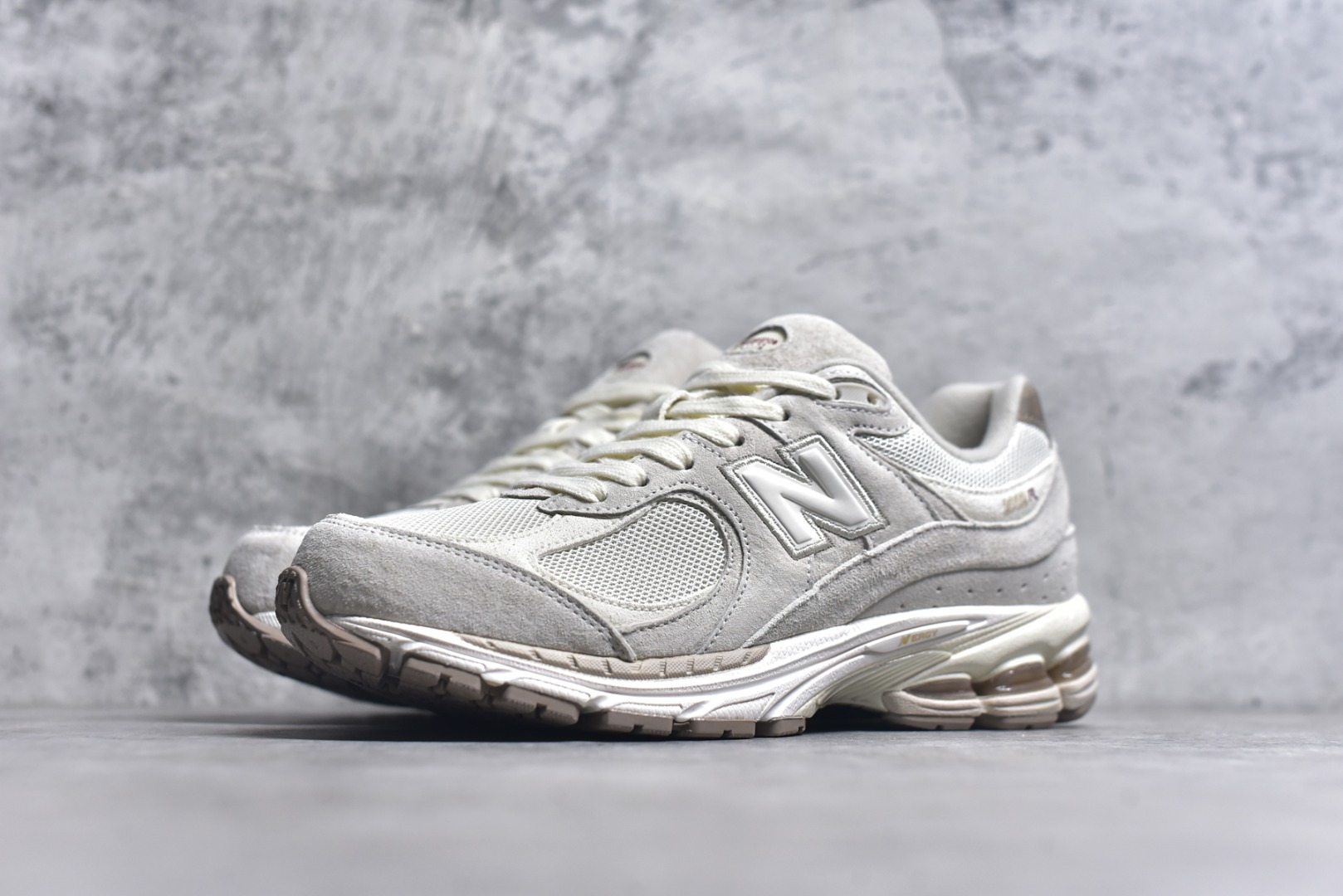 图片[2]-#New Balance 2002 复古单品 鞋款延续了经典科技，升级版N-ERGY缓震物料机能与材质上脚太舒适了，鞋面的柔软麂皮搭配尼龙网布，特别透气而且还复古感，不管是搭配牛仔裤还工裤都是百搭 货号：M2002RHX 尺码：36 37 37.5 38 38.5 39.5 40 40.5 41.5 42 42.5 43 44 44.5 45 46.5-选品中心