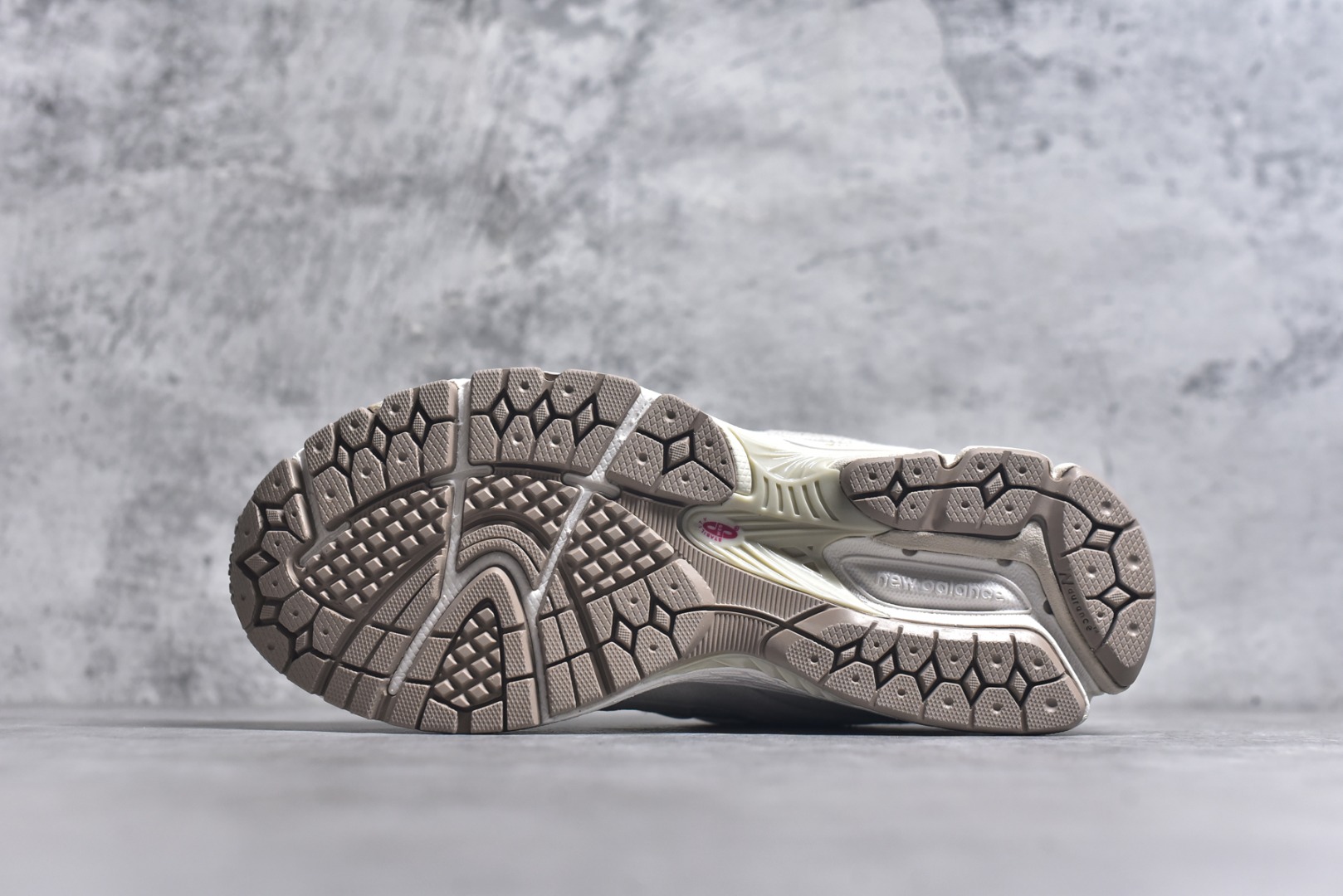 图片[6]-#New Balance 2002 复古单品 鞋款延续了经典科技，升级版N-ERGY缓震物料机能与材质上脚太舒适了，鞋面的柔软麂皮搭配尼龙网布，特别透气而且还复古感，不管是搭配牛仔裤还工裤都是百搭 货号：M2002RHX 尺码：36 37 37.5 38 38.5 39.5 40 40.5 41.5 42 42.5 43 44 44.5 45 46.5-选品中心