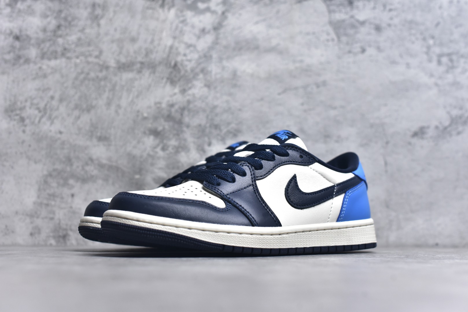 图片[2]-#Air Jordan AJ1 Retro Low OG 黑曜石低帮 CZ0790-400 外贸特供 原楦原纸板开发 极致一眼正品既视感 原厂皮料 原厂拉帮工艺 全部采用原厂电脑车 针距 边距完全同步原鞋 特供皮料一致原鞋 鞋面清洁度最高QC检验标准 控制溢胶 飞翼3D高频深度立体 鞋盒、防尘纸 均采购来自原厂 尺码：36 36.5 37.5 38 38.5 39 40 40.5 41 42 42.5 43 44 44.5 45 46 47.5-选品中心