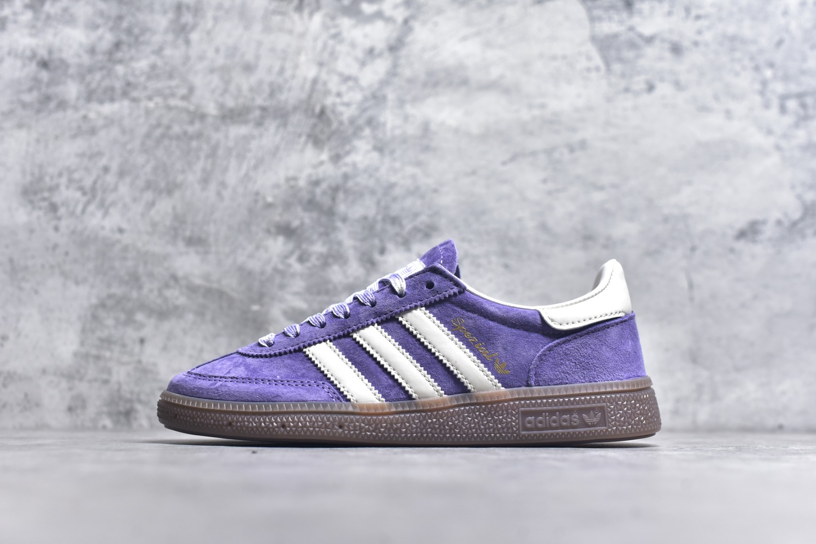 #Adidas HANDBALL SPEZIAL 低帮三叶草学院风复古休闲板鞋 货号：KI5935 尺码：36-45-选品中心