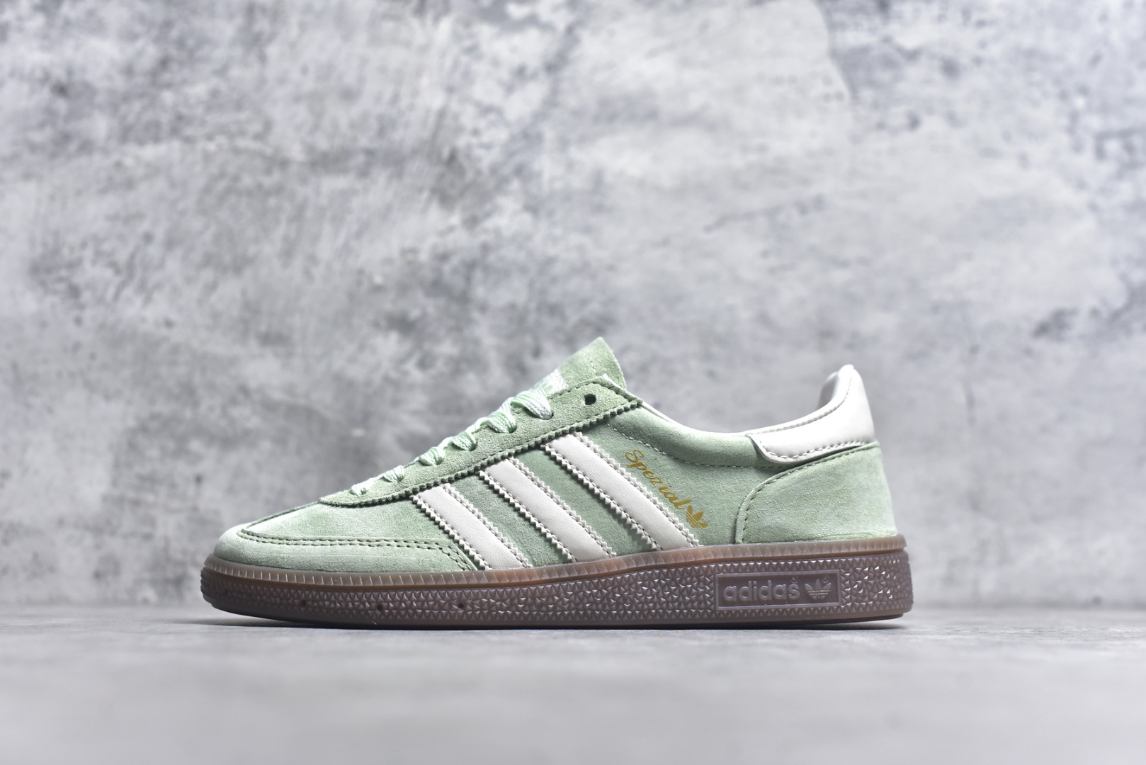#Adidas HANDBALL SPEZIAL 低帮三叶草学院风复古休闲板鞋 货号：KI5932 尺码：36-45-选品中心