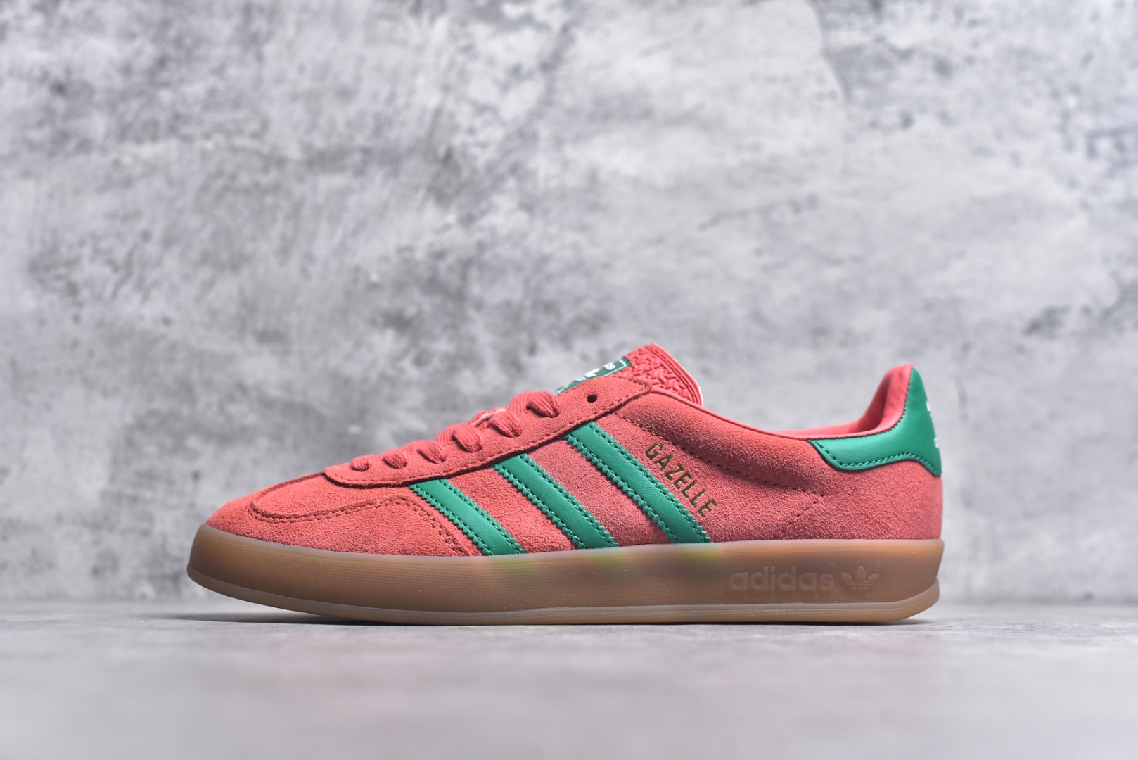 #AD Gazelle Indoor Trainers 羚羊内训系列低帮复古百搭休闲运动德训风板鞋 JH5407 90年代经典的复刻版！自60年代以足球训练鞋面世以来,Gazelle就以其经典设计席卷全球。1991年版本的复刻,再造经典Gazelle。采用皮革打造,搭配浊色细节,让这款经典更加简约。尺码：36 36⅔ 37⅓ 38 38⅔ 39⅓ 40 40⅔ 41⅓ 42 42⅔ 43⅓ 44⅓ 44⅔ 45-选品中心