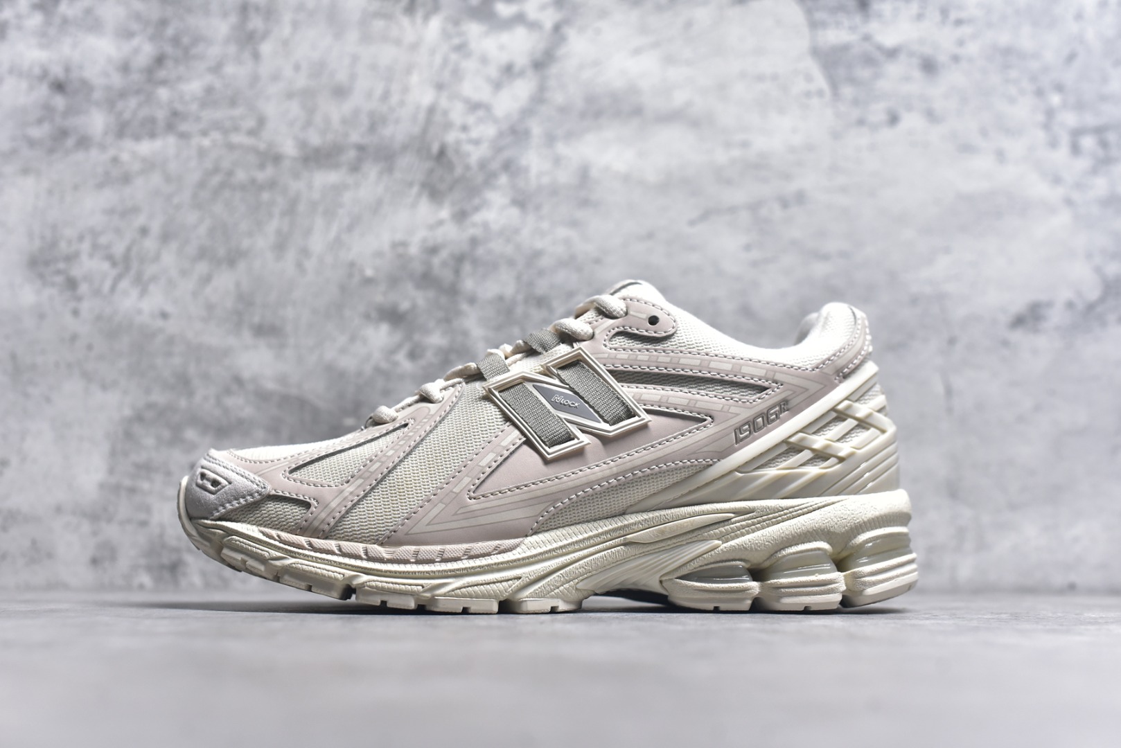 #New Balance 1906系列复古老爹风休闲运动慢跑鞋 U1906RLI #采用轻质牛剖革拼接透气网眼衬垫织物鞋面材质 T-Beam大底提供足步弓支撑，保持步态稳定 后跟搭载外露缓震胶尺码：36 37 37.5 38 38.5 39 40 40.5 41 42 42.5 43 44 44.5 45 46.5-选品中心