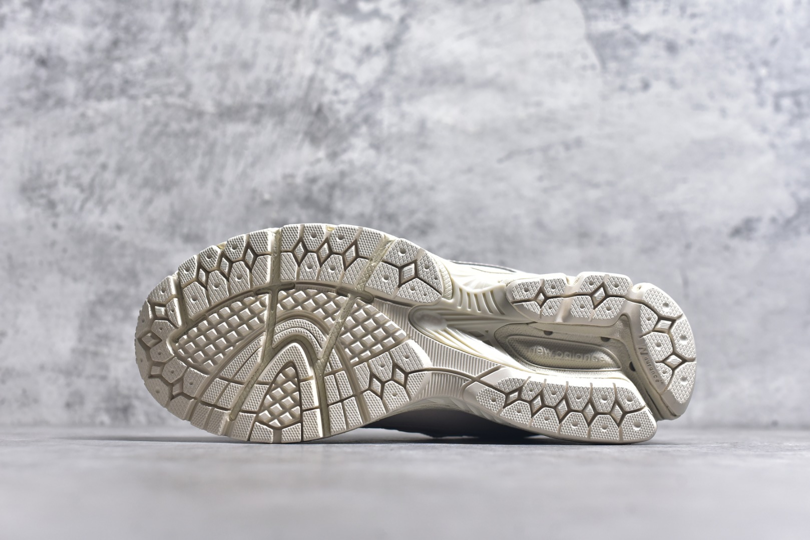 图片[6]-#New Balance 1906系列复古老爹风休闲运动慢跑鞋 U1906RLI #采用轻质牛剖革拼接透气网眼衬垫织物鞋面材质 T-Beam大底提供足步弓支撑，保持步态稳定 后跟搭载外露缓震胶尺码：36 37 37.5 38 38.5 39 40 40.5 41 42 42.5 43 44 44.5 45 46.5-选品中心