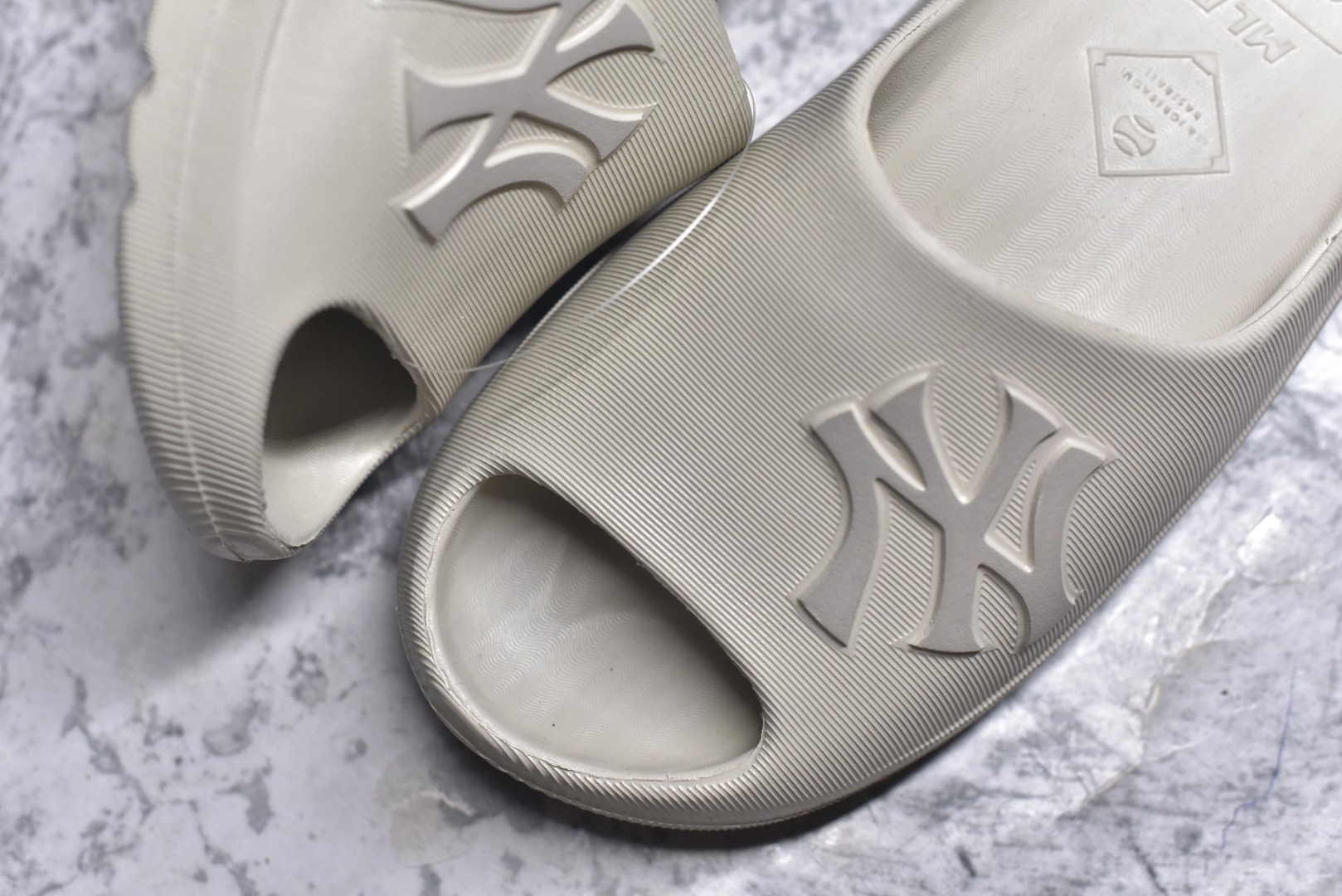 图片[8]-#NY美国榄球洋基队限定🏈 x 韩国限定MLB MLB 夏季单品 韩国代购品质 MLB 拖鞋 百搭潮流款情侣拖鞋 原厂代工轻量发泡鞋底#环保复合去臭材质 货号： 3ALPS0153818 尺码：36-44-选品中心