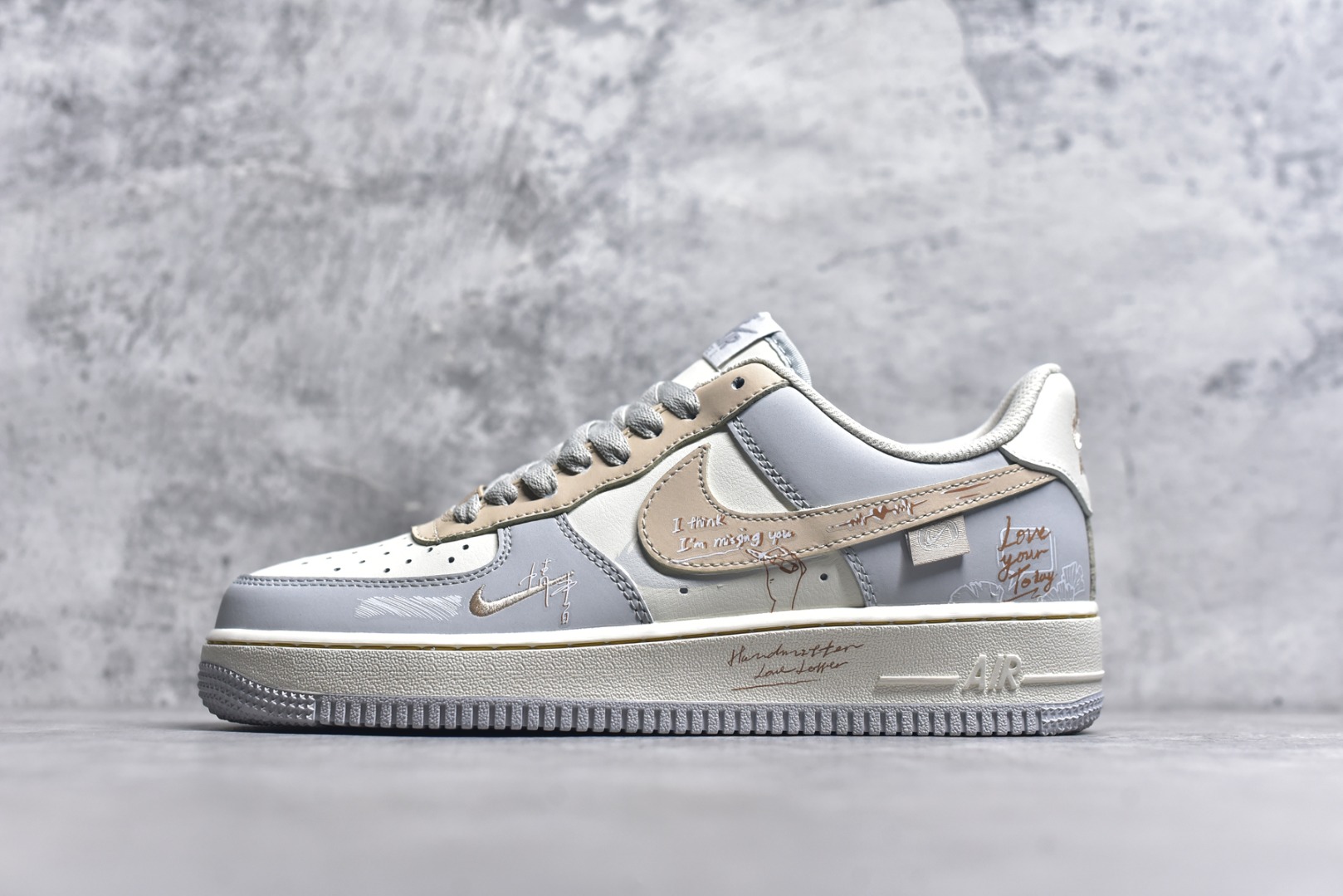 #NK Air Force 1´07 Low 空军一号低帮百搭休闲运动板鞋 DB3310-111 柔软、弹性十足的缓震性能和出色的中底设计 横跨复古与现代的外型结合 造就出风靡全球 三十多年的Force 1 直到今天还深受青睐 实拍调校N版已经零色差零失真 百分百还原实物色彩所见即所得 不存在货不对板色差等低级问题 选购参考实物拍摄 不混卖不参货 只用心做好货严格选品 承诺混一赔十 尺码：36 36.5 37.5 38 38.5 39 40 40.5 41 42 42.5 43 44 44.5 45-选品中心