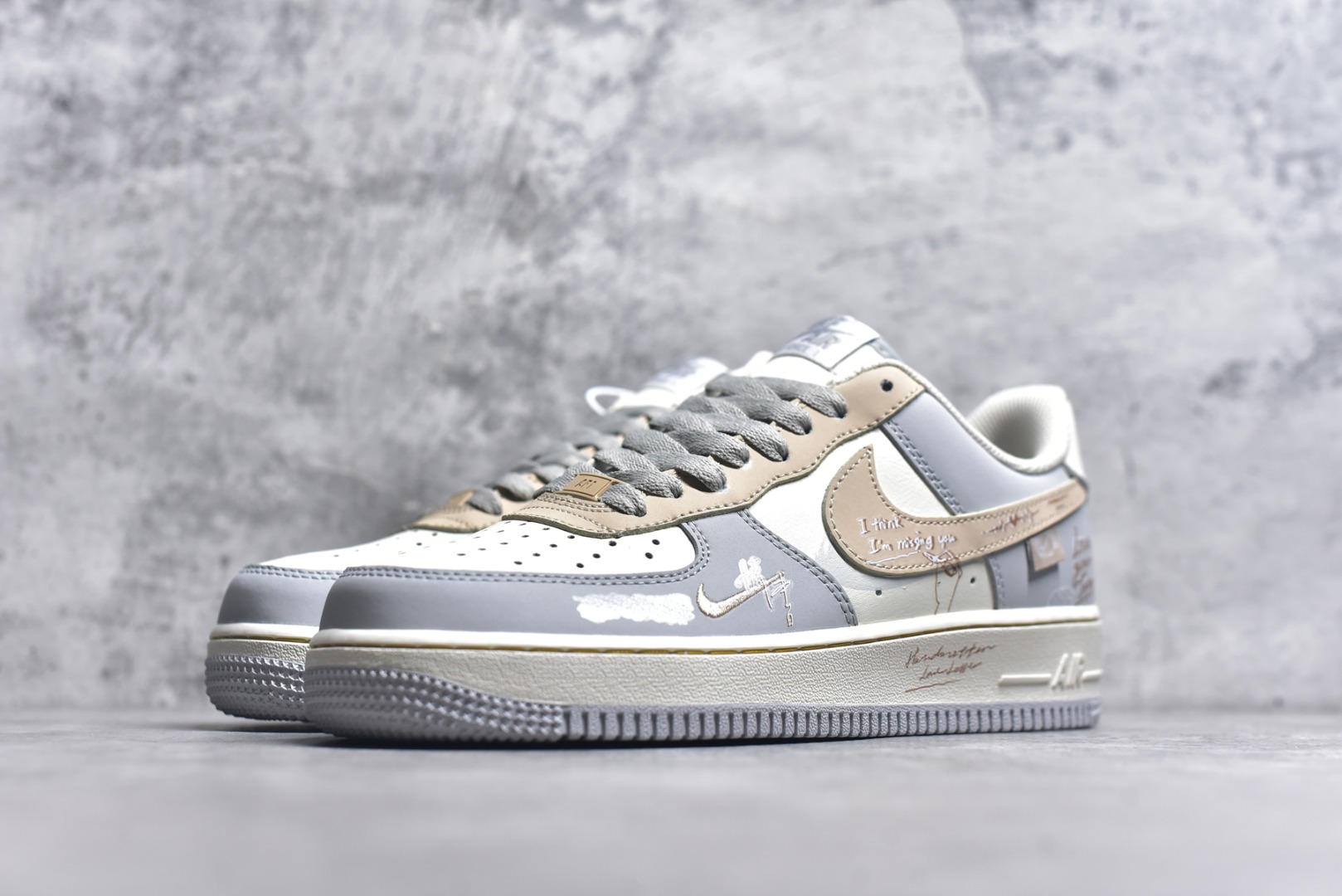 图片[2]-#NK Air Force 1´07 Low 空军一号低帮百搭休闲运动板鞋 DB3310-111 柔软、弹性十足的缓震性能和出色的中底设计 横跨复古与现代的外型结合 造就出风靡全球 三十多年的Force 1 直到今天还深受青睐 实拍调校N版已经零色差零失真 百分百还原实物色彩所见即所得 不存在货不对板色差等低级问题 选购参考实物拍摄 不混卖不参货 只用心做好货严格选品 承诺混一赔十 尺码：36 36.5 37.5 38 38.5 39 40 40.5 41 42 42.5 43 44 44.5 45-选品中心