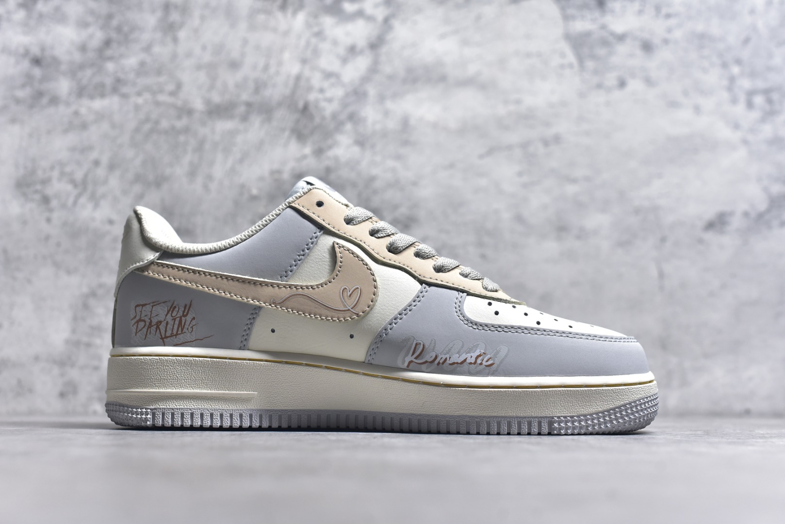 图片[3]-#NK Air Force 1´07 Low 空军一号低帮百搭休闲运动板鞋 DB3310-111 柔软、弹性十足的缓震性能和出色的中底设计 横跨复古与现代的外型结合 造就出风靡全球 三十多年的Force 1 直到今天还深受青睐 实拍调校N版已经零色差零失真 百分百还原实物色彩所见即所得 不存在货不对板色差等低级问题 选购参考实物拍摄 不混卖不参货 只用心做好货严格选品 承诺混一赔十 尺码：36 36.5 37.5 38 38.5 39 40 40.5 41 42 42.5 43 44 44.5 45-选品中心