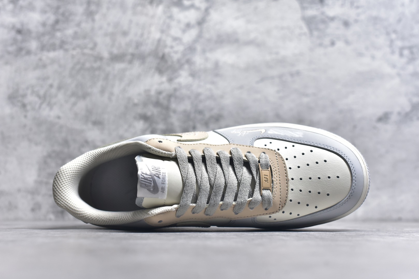 图片[4]-#NK Air Force 1´07 Low 空军一号低帮百搭休闲运动板鞋 DB3310-111 柔软、弹性十足的缓震性能和出色的中底设计 横跨复古与现代的外型结合 造就出风靡全球 三十多年的Force 1 直到今天还深受青睐 实拍调校N版已经零色差零失真 百分百还原实物色彩所见即所得 不存在货不对板色差等低级问题 选购参考实物拍摄 不混卖不参货 只用心做好货严格选品 承诺混一赔十 尺码：36 36.5 37.5 38 38.5 39 40 40.5 41 42 42.5 43 44 44.5 45-选品中心
