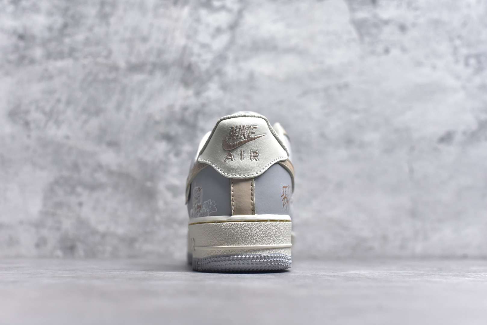 图片[5]-#NK Air Force 1´07 Low 空军一号低帮百搭休闲运动板鞋 DB3310-111 柔软、弹性十足的缓震性能和出色的中底设计 横跨复古与现代的外型结合 造就出风靡全球 三十多年的Force 1 直到今天还深受青睐 实拍调校N版已经零色差零失真 百分百还原实物色彩所见即所得 不存在货不对板色差等低级问题 选购参考实物拍摄 不混卖不参货 只用心做好货严格选品 承诺混一赔十 尺码：36 36.5 37.5 38 38.5 39 40 40.5 41 42 42.5 43 44 44.5 45-选品中心
