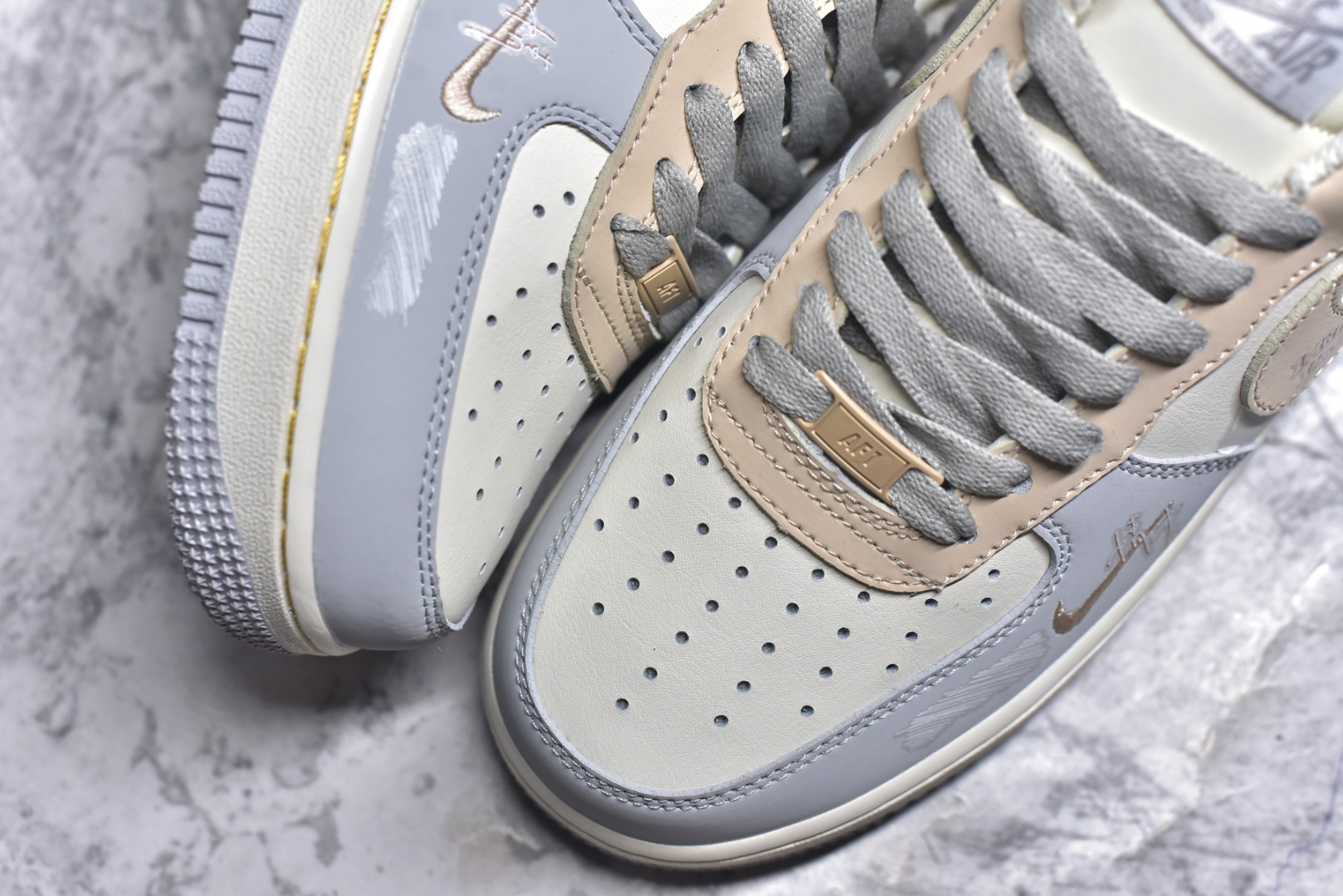 图片[8]-#NK Air Force 1´07 Low 空军一号低帮百搭休闲运动板鞋 DB3310-111 柔软、弹性十足的缓震性能和出色的中底设计 横跨复古与现代的外型结合 造就出风靡全球 三十多年的Force 1 直到今天还深受青睐 实拍调校N版已经零色差零失真 百分百还原实物色彩所见即所得 不存在货不对板色差等低级问题 选购参考实物拍摄 不混卖不参货 只用心做好货严格选品 承诺混一赔十 尺码：36 36.5 37.5 38 38.5 39 40 40.5 41 42 42.5 43 44 44.5 45-选品中心