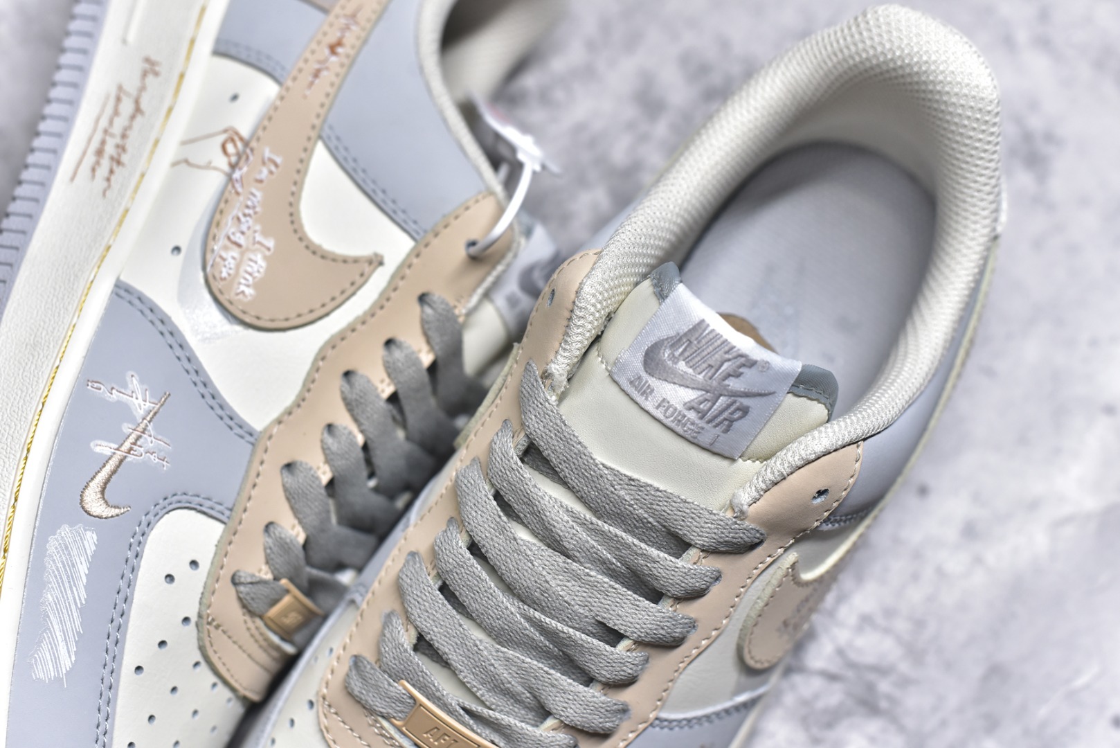 图片[9]-#NK Air Force 1´07 Low 空军一号低帮百搭休闲运动板鞋 DB3310-111 柔软、弹性十足的缓震性能和出色的中底设计 横跨复古与现代的外型结合 造就出风靡全球 三十多年的Force 1 直到今天还深受青睐 实拍调校N版已经零色差零失真 百分百还原实物色彩所见即所得 不存在货不对板色差等低级问题 选购参考实物拍摄 不混卖不参货 只用心做好货严格选品 承诺混一赔十 尺码：36 36.5 37.5 38 38.5 39 40 40.5 41 42 42.5 43 44 44.5 45-选品中心