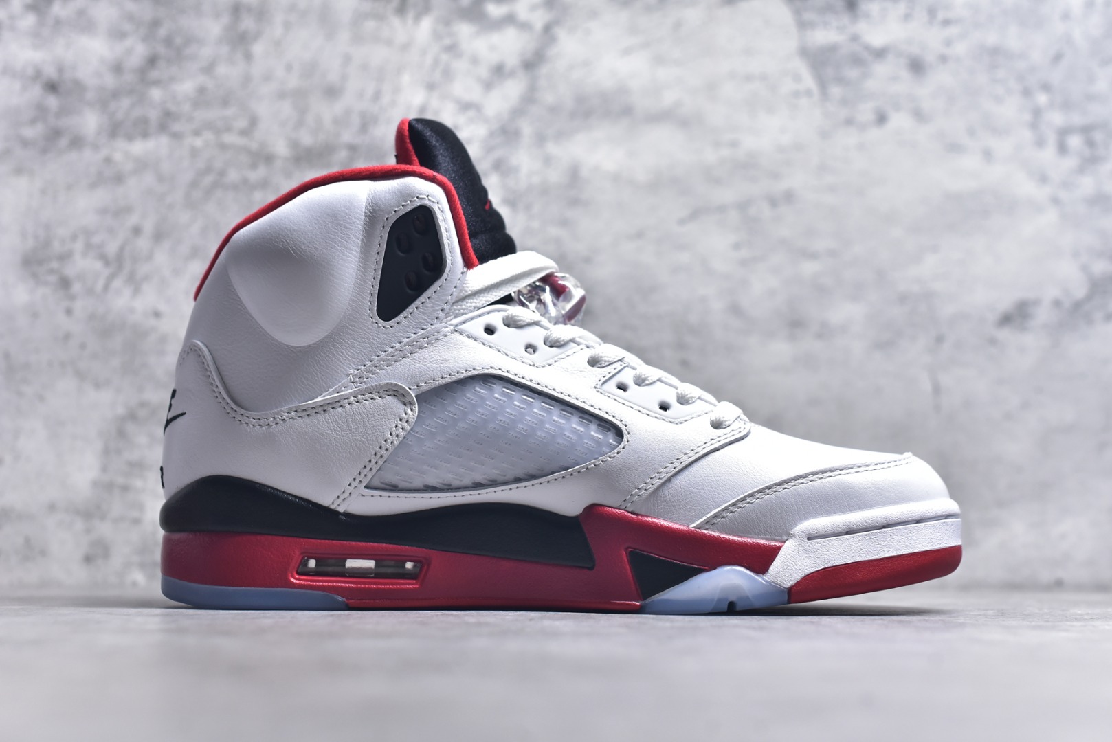 图片[3]-#Air Jordan 5 Fire Red“Black Tongue” AJ5 高帮 复古篮球鞋 男女同款 白红 火焰红 HQ7978-101 国内一线大厂出品 匠心打造 原厂皮料原厂数据 全新纸板 模具打造 外贸 平台高端零售专供品质 品质毋庸置疑 一眼正品既视感 细节均已解码 尺码：40.5 41 42 42.5 43 44 44.5 45 45.5 46 47.5 48.5-选品中心
