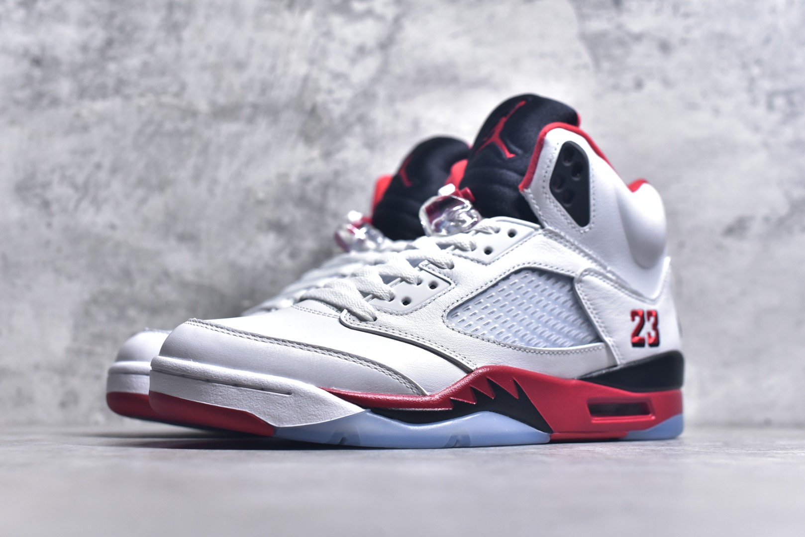 图片[2]-#Air Jordan 5 Fire Red“Black Tongue” AJ5 高帮 复古篮球鞋 男女同款 白红 火焰红 HQ7978-101 国内一线大厂出品 匠心打造 原厂皮料原厂数据 全新纸板 模具打造 外贸 平台高端零售专供品质 品质毋庸置疑 一眼正品既视感 细节均已解码 尺码：40.5 41 42 42.5 43 44 44.5 45 45.5 46 47.5 48.5-选品中心