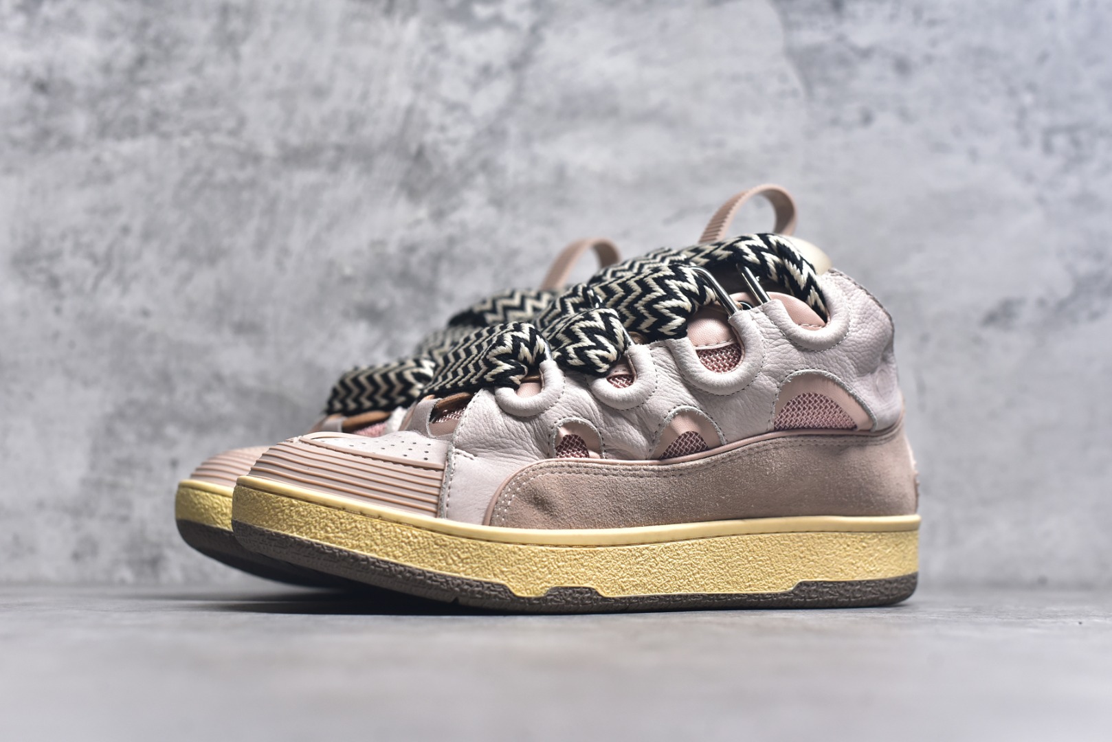 图片[2]-#Lanvin Curb Sneakers 浪凡面包鞋 基础款经典色 东莞纯原 高端定制版 LANVIN浪凡三代 最新走秀款Curb系列 休闲运动面包鞋 官网一出热度火爆整个全球 各大网红也疯狂上脚 原版一比一开模重工艺制作 全鞋身采用东莞代工厂进口牛皮/环保牛反绒 进口电脑针车 数控针距精准无差 鞋头面冲孔整齐利落 金钢网织物 随机3D电喷泼墨 原磨具私模双色TPU大底 内里柔软透气太空棉面料 原版一致定制鞋带 全套原版一致包装。 尺码：35 36 37 38 39 40 41 42 43 44 45 46 47-选品中心