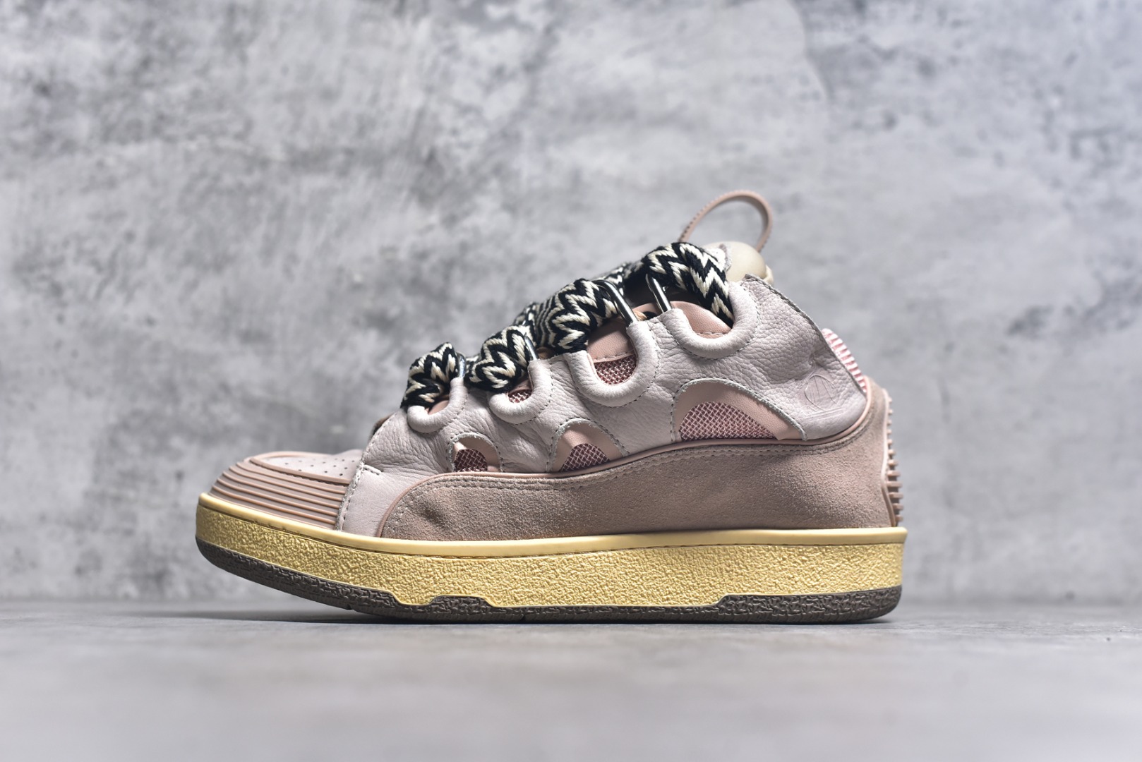 #Lanvin Curb Sneakers 浪凡面包鞋 基础款经典色 东莞纯原 高端定制版 LANVIN浪凡三代 最新走秀款Curb系列 休闲运动面包鞋 官网一出热度火爆整个全球 各大网红也疯狂上脚 原版一比一开模重工艺制作 全鞋身采用东莞代工厂进口牛皮/环保牛反绒 进口电脑针车 数控针距精准无差 鞋头面冲孔整齐利落 金钢网织物 随机3D电喷泼墨 原磨具私模双色TPU大底 内里柔软透气太空棉面料 原版一致定制鞋带 全套原版一致包装。 尺码：35 36 37 38 39 40 41 42 43 44 45 46 47-选品中心