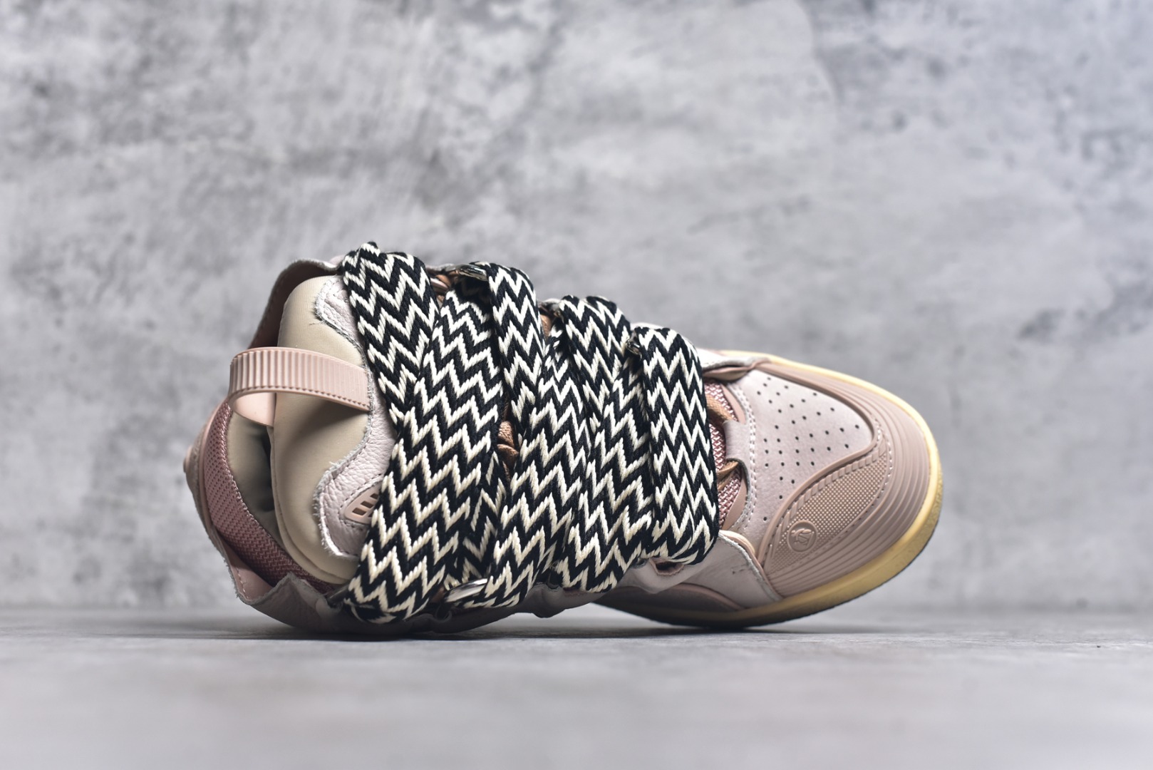 图片[4]-#Lanvin Curb Sneakers 浪凡面包鞋 基础款经典色 东莞纯原 高端定制版 LANVIN浪凡三代 最新走秀款Curb系列 休闲运动面包鞋 官网一出热度火爆整个全球 各大网红也疯狂上脚 原版一比一开模重工艺制作 全鞋身采用东莞代工厂进口牛皮/环保牛反绒 进口电脑针车 数控针距精准无差 鞋头面冲孔整齐利落 金钢网织物 随机3D电喷泼墨 原磨具私模双色TPU大底 内里柔软透气太空棉面料 原版一致定制鞋带 全套原版一致包装。 尺码：35 36 37 38 39 40 41 42 43 44 45 46 47-选品中心