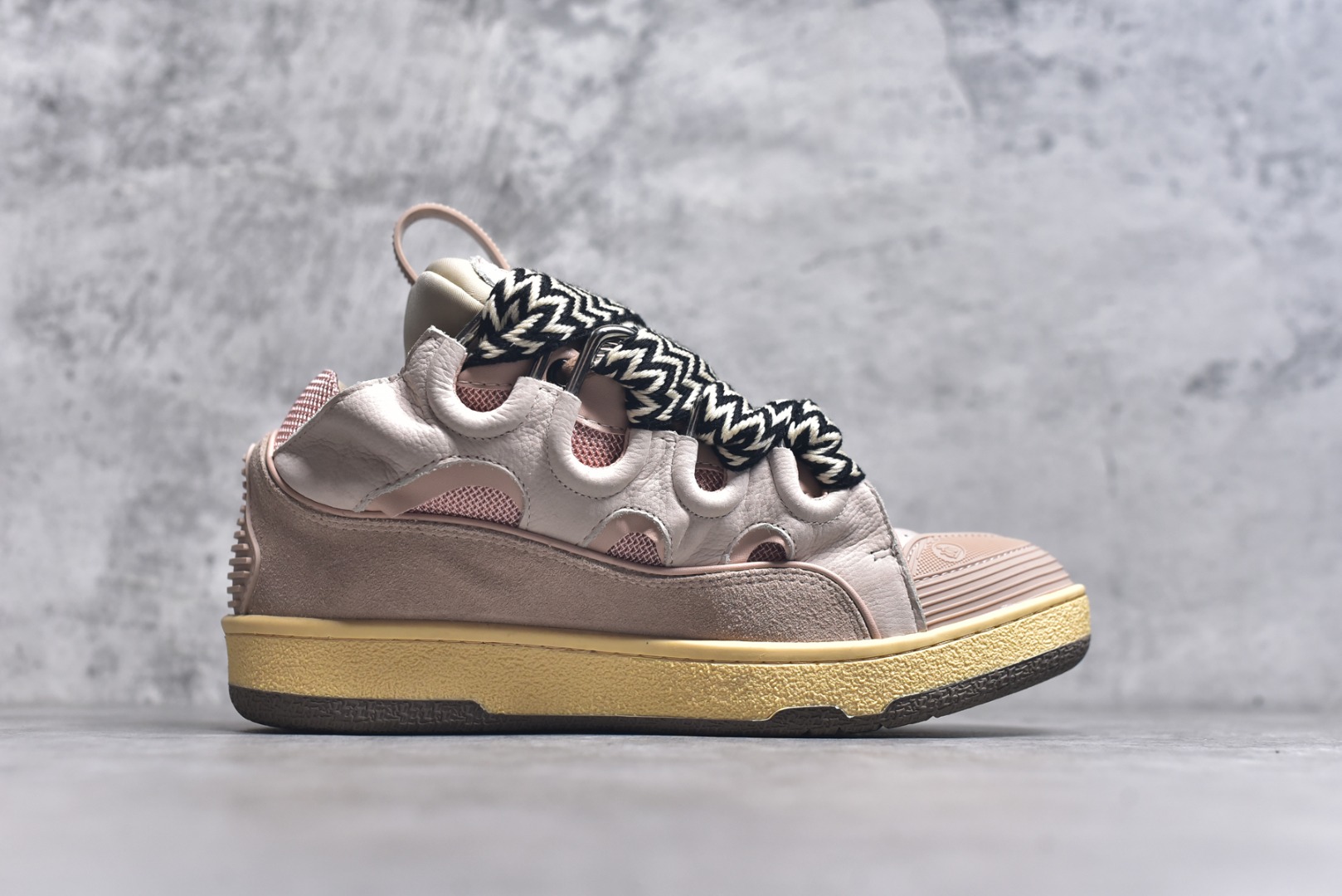 图片[3]-#Lanvin Curb Sneakers 浪凡面包鞋 基础款经典色 东莞纯原 高端定制版 LANVIN浪凡三代 最新走秀款Curb系列 休闲运动面包鞋 官网一出热度火爆整个全球 各大网红也疯狂上脚 原版一比一开模重工艺制作 全鞋身采用东莞代工厂进口牛皮/环保牛反绒 进口电脑针车 数控针距精准无差 鞋头面冲孔整齐利落 金钢网织物 随机3D电喷泼墨 原磨具私模双色TPU大底 内里柔软透气太空棉面料 原版一致定制鞋带 全套原版一致包装。 尺码：35 36 37 38 39 40 41 42 43 44 45 46 47-选品中心