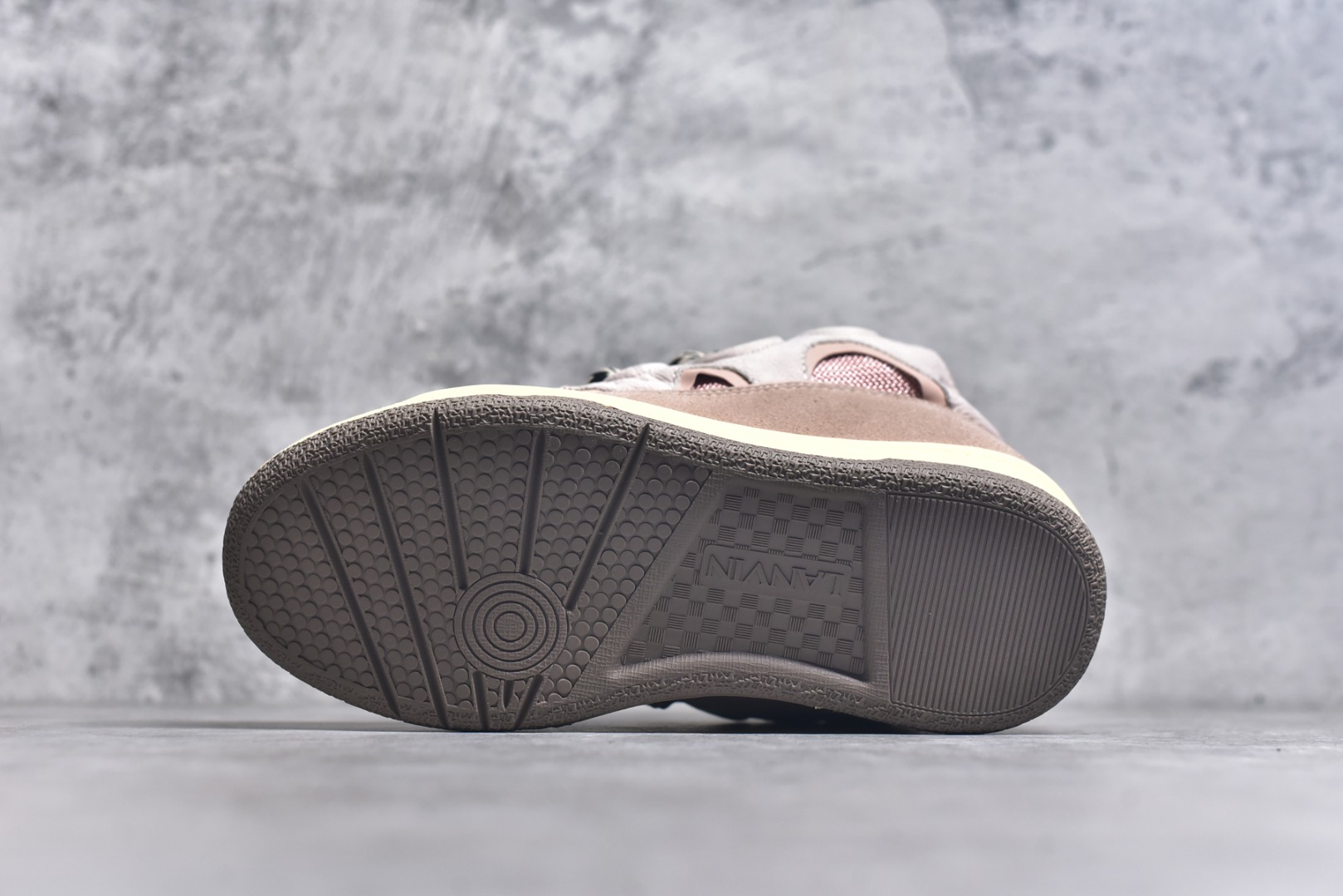 图片[6]-#Lanvin Curb Sneakers 浪凡面包鞋 基础款经典色 东莞纯原 高端定制版 LANVIN浪凡三代 最新走秀款Curb系列 休闲运动面包鞋 官网一出热度火爆整个全球 各大网红也疯狂上脚 原版一比一开模重工艺制作 全鞋身采用东莞代工厂进口牛皮/环保牛反绒 进口电脑针车 数控针距精准无差 鞋头面冲孔整齐利落 金钢网织物 随机3D电喷泼墨 原磨具私模双色TPU大底 内里柔软透气太空棉面料 原版一致定制鞋带 全套原版一致包装。 尺码：35 36 37 38 39 40 41 42 43 44 45 46 47-选品中心