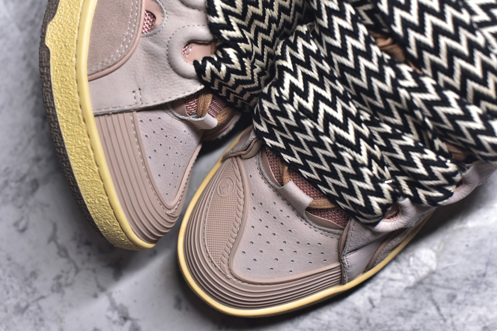 图片[8]-#Lanvin Curb Sneakers 浪凡面包鞋 基础款经典色 东莞纯原 高端定制版 LANVIN浪凡三代 最新走秀款Curb系列 休闲运动面包鞋 官网一出热度火爆整个全球 各大网红也疯狂上脚 原版一比一开模重工艺制作 全鞋身采用东莞代工厂进口牛皮/环保牛反绒 进口电脑针车 数控针距精准无差 鞋头面冲孔整齐利落 金钢网织物 随机3D电喷泼墨 原磨具私模双色TPU大底 内里柔软透气太空棉面料 原版一致定制鞋带 全套原版一致包装。 尺码：35 36 37 38 39 40 41 42 43 44 45 46 47-选品中心