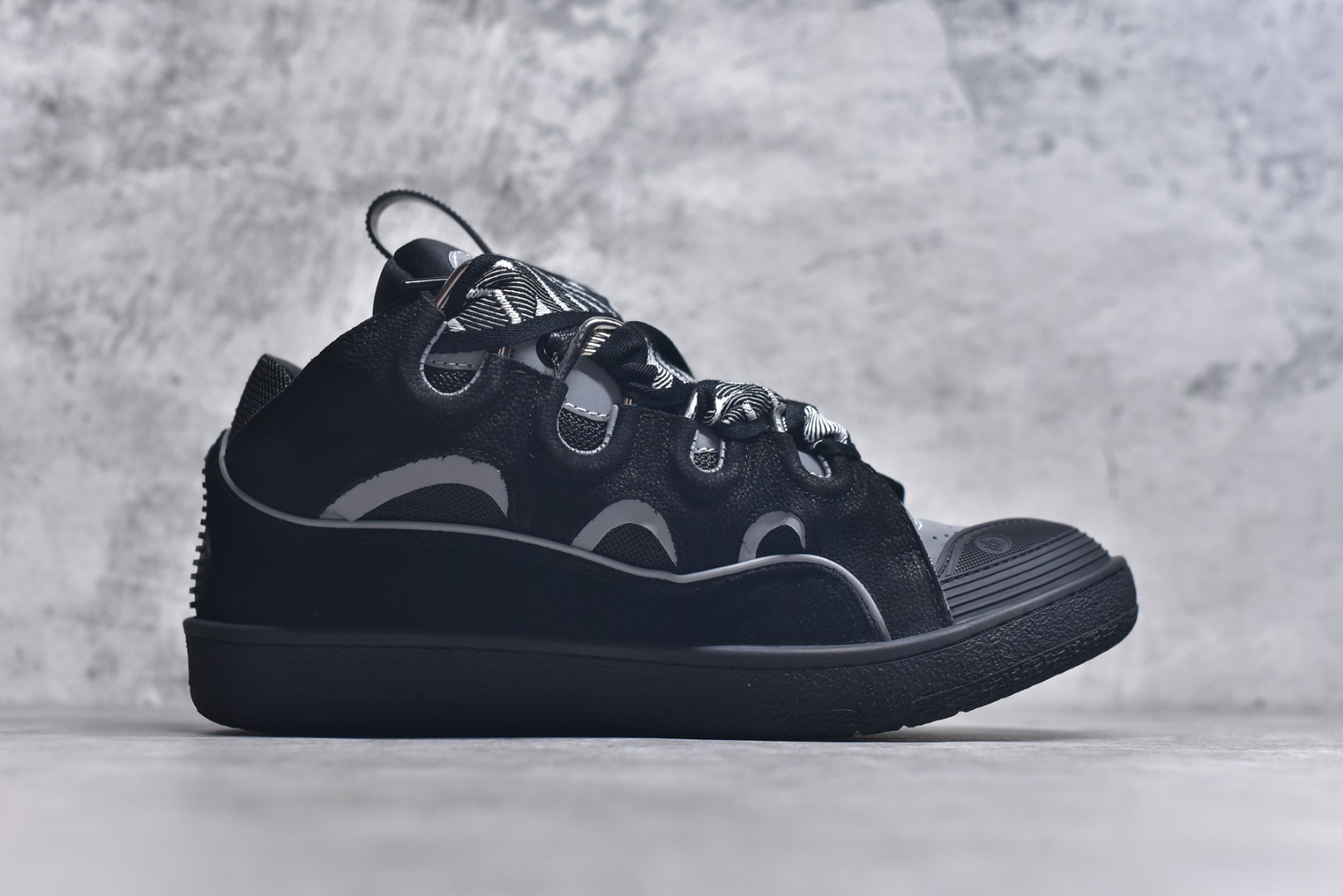 图片[3]-#Lanvin Curb Sneakers 浪凡面包鞋 基础款经典色 东莞纯原 高端定制版 LANVIN浪凡三代 最新走秀款Curb系列 休闲运动面包鞋 官网一出热度火爆整个全球 各大网红也疯狂上脚 原版一比一开模重工艺制作 全鞋身采用东莞代工厂进口牛皮/环保牛反绒 进口电脑针车 数控针距精准无差 鞋头面冲孔整齐利落 金钢网织物 随机3D电喷泼墨 原磨具私模双色TPU大底 内里柔软透气太空棉面料 原版一致定制鞋带 全套原版一致包装。 尺码：35 36 37 38 39 40 41 42 43 44 45 46 47-选品中心