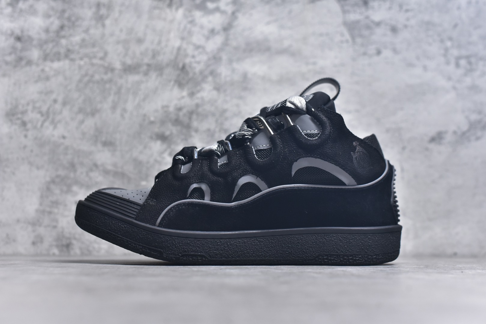 #Lanvin Curb Sneakers 浪凡面包鞋 基础款经典色 东莞纯原 高端定制版 LANVIN浪凡三代 最新走秀款Curb系列 休闲运动面包鞋 官网一出热度火爆整个全球 各大网红也疯狂上脚 原版一比一开模重工艺制作 全鞋身采用东莞代工厂进口牛皮/环保牛反绒 进口电脑针车 数控针距精准无差 鞋头面冲孔整齐利落 金钢网织物 随机3D电喷泼墨 原磨具私模双色TPU大底 内里柔软透气太空棉面料 原版一致定制鞋带 全套原版一致包装。 尺码：35 36 37 38 39 40 41 42 43 44 45 46 47-选品中心