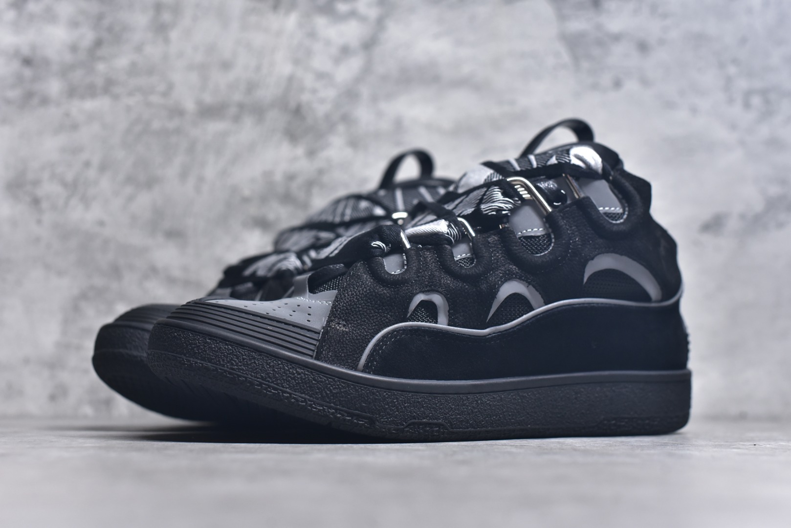 图片[2]-#Lanvin Curb Sneakers 浪凡面包鞋 基础款经典色 东莞纯原 高端定制版 LANVIN浪凡三代 最新走秀款Curb系列 休闲运动面包鞋 官网一出热度火爆整个全球 各大网红也疯狂上脚 原版一比一开模重工艺制作 全鞋身采用东莞代工厂进口牛皮/环保牛反绒 进口电脑针车 数控针距精准无差 鞋头面冲孔整齐利落 金钢网织物 随机3D电喷泼墨 原磨具私模双色TPU大底 内里柔软透气太空棉面料 原版一致定制鞋带 全套原版一致包装。 尺码：35 36 37 38 39 40 41 42 43 44 45 46 47-选品中心